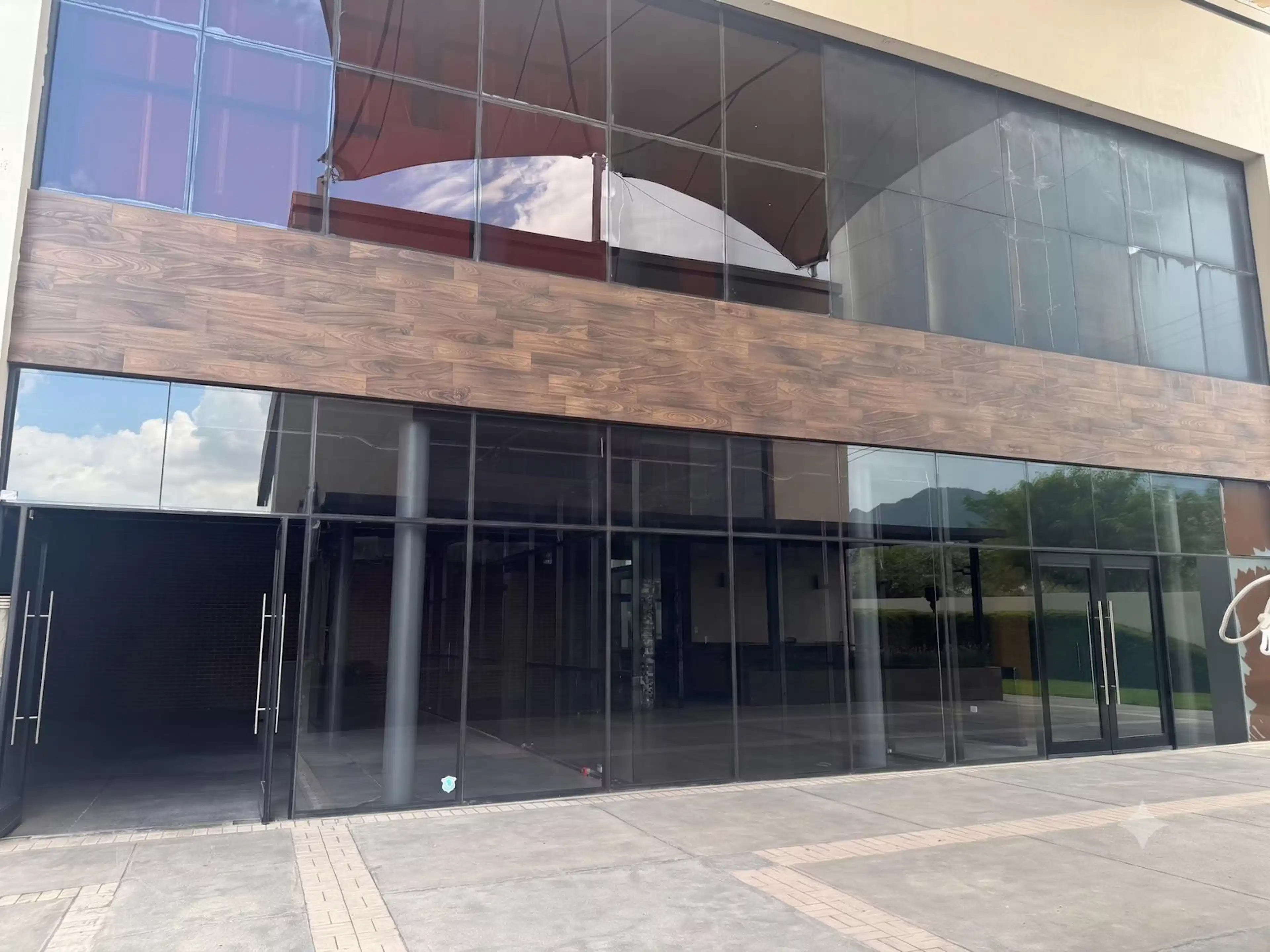Renta Local De 553 M2 En Plaza VÍa La Luz - Zona Carretera Nacional En Monterrey - 2 Niveles S/n