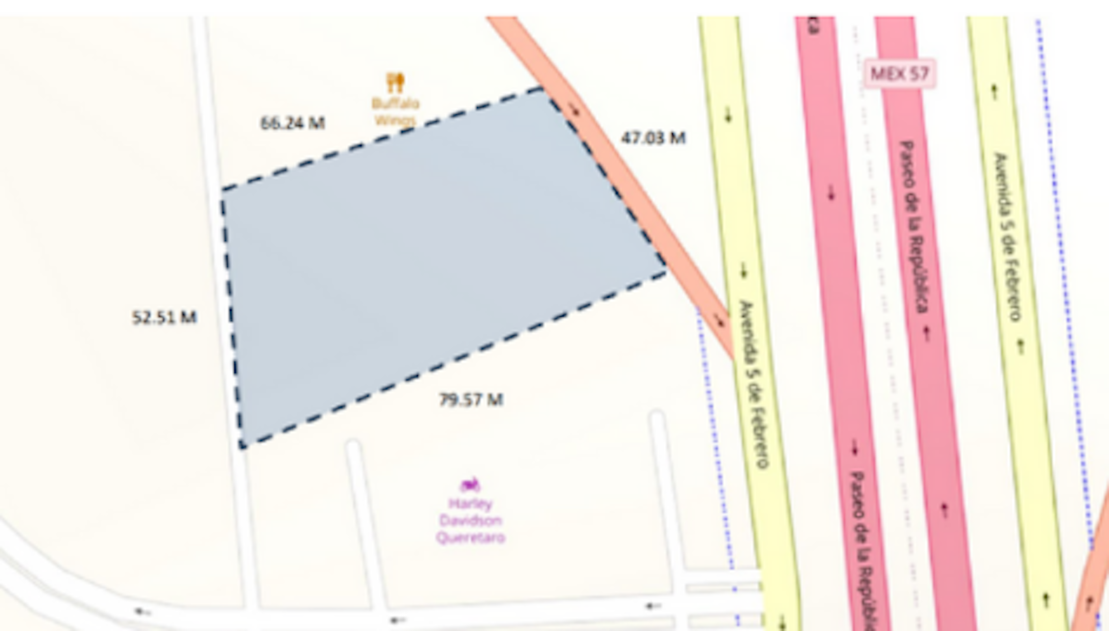 La imagen muestra un plano catastral o de zonificación inmobiliaria, destacando un terreno delimitado con medidas específicas, rodeado de calles y posibles puntos de interés comercial.