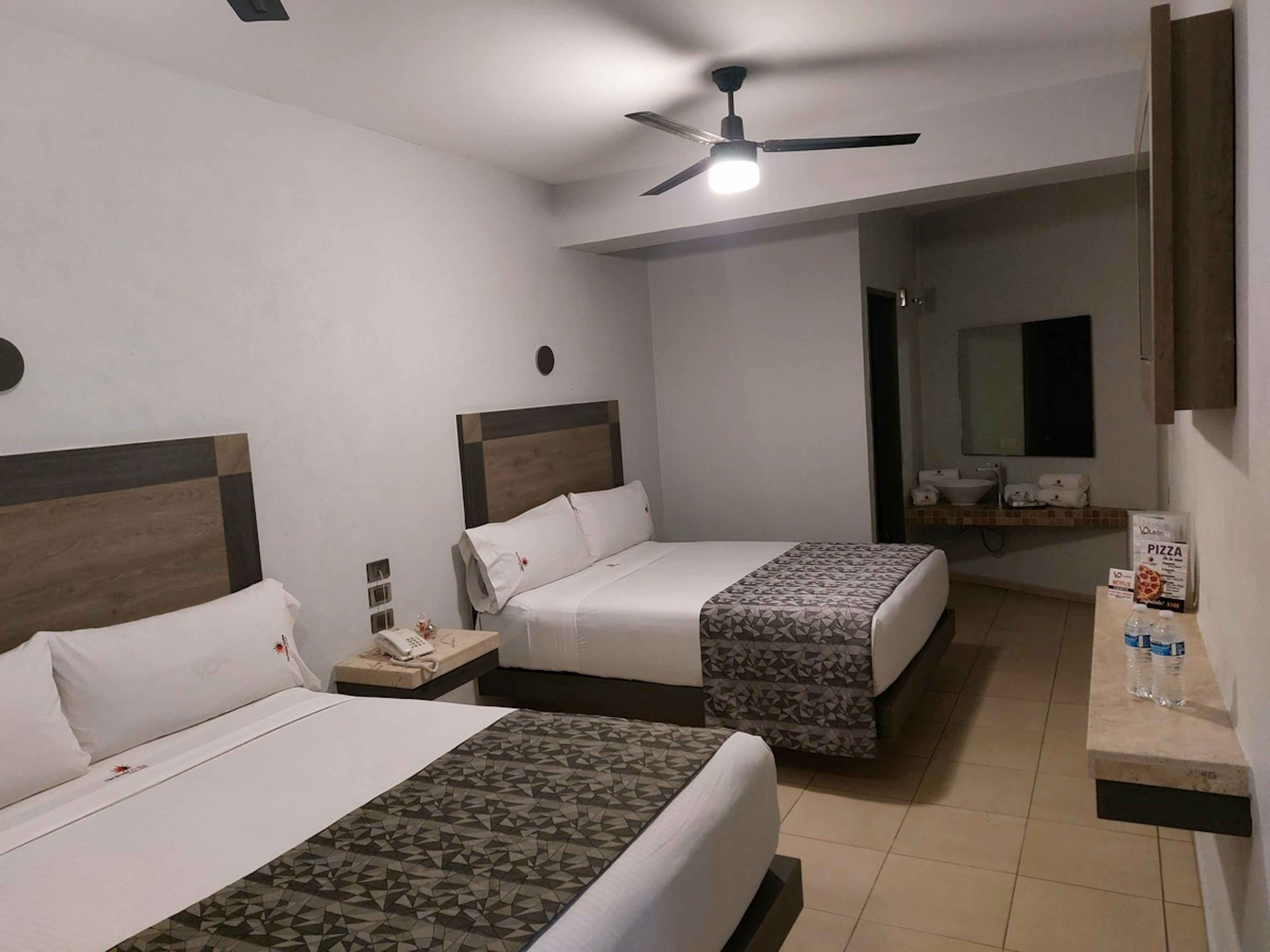 Boulevard J. J. Torres Landa Oriente 5212