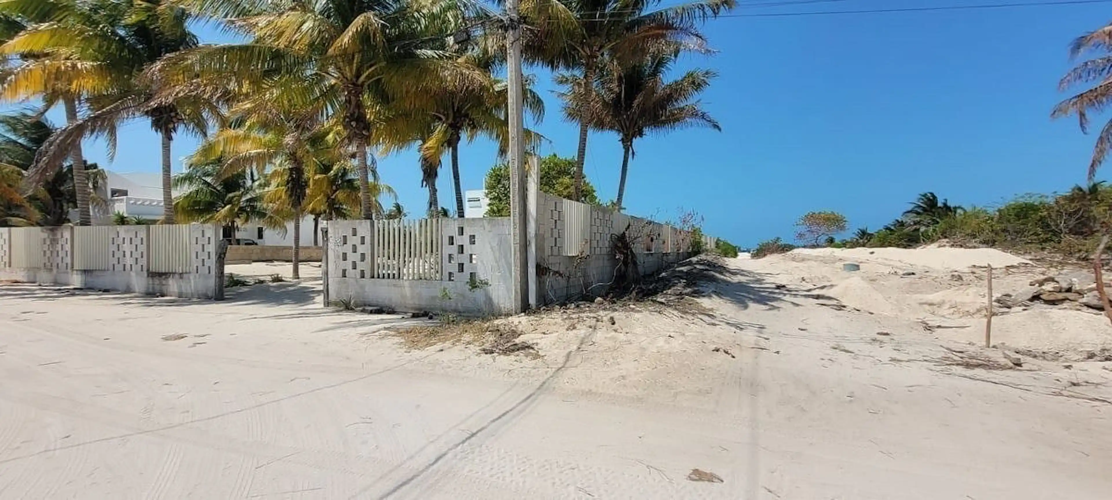 Terreno En Esquina En Primera Fila De La Playa, Telchac Puerto
