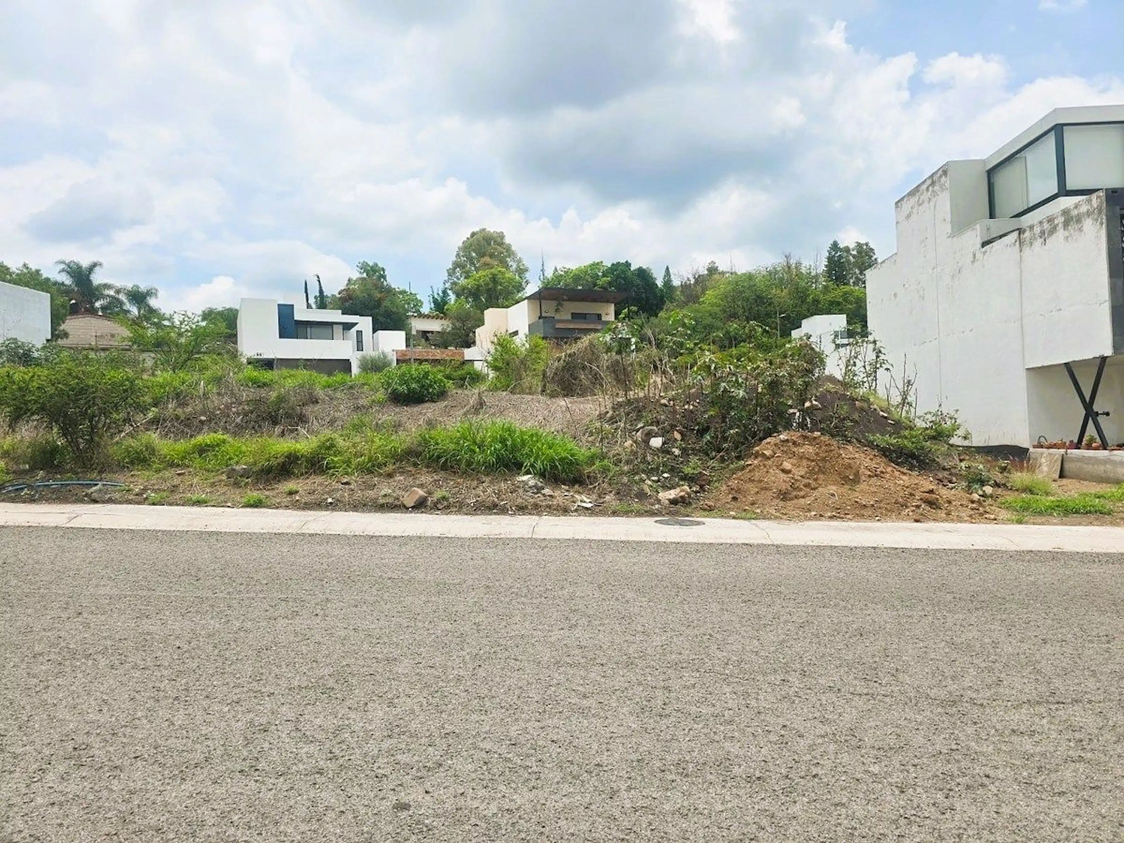 Terrenos en venta sobre la avenida principal en Lomas de Juriquilla!