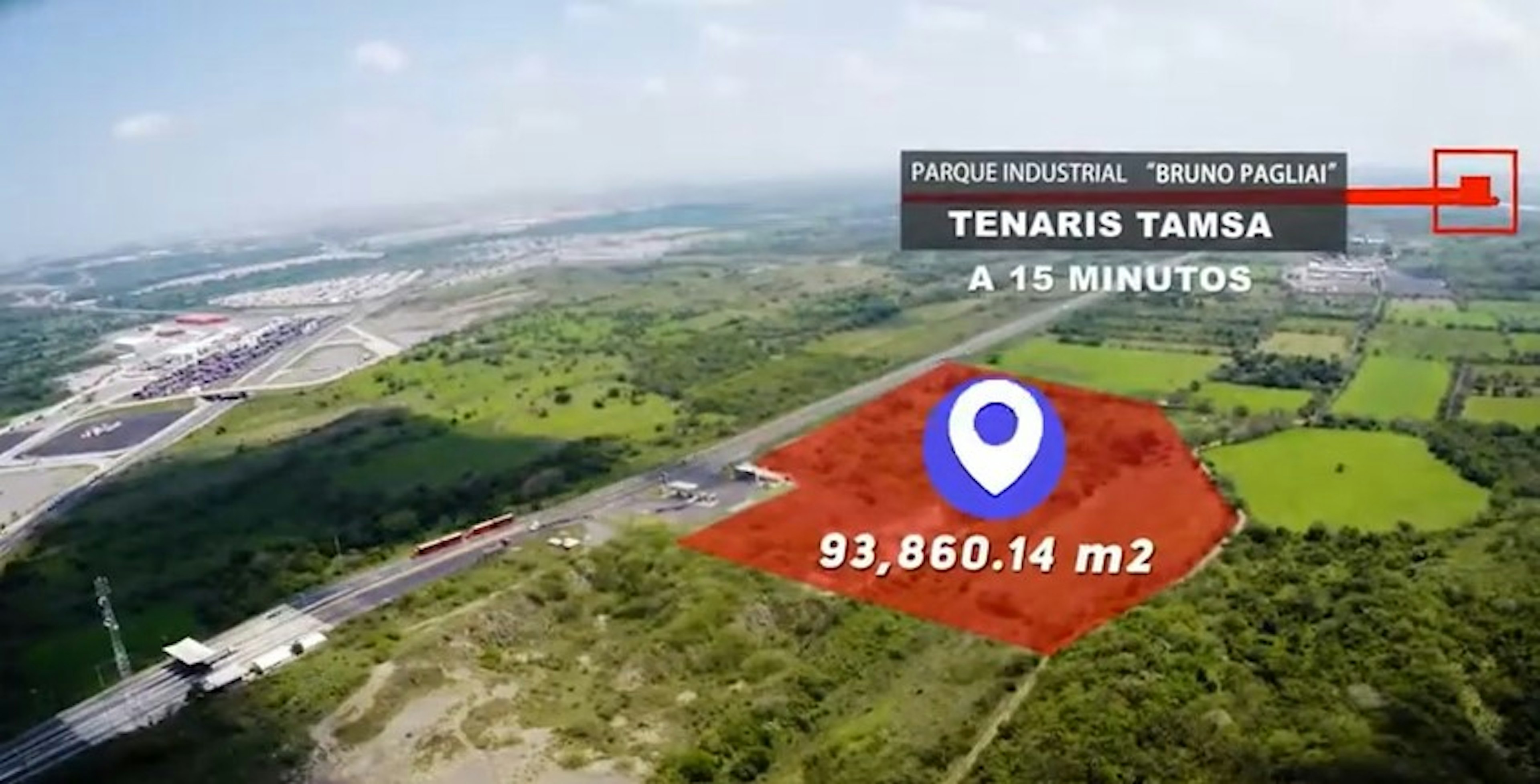 La imagen muestra una vista aérea de un terreno industrial en venta. Se destaca un área de 93,860.14 m2 en rojo, ubicada a 15 minutos del Parque Industrial Bruno Pagliai. La zona está rodeada de campos verdes y tiene acceso a una carretera. El anuncio sugiere que es una oportunidad de inversión en un área en desarrollo con proximidad a infraestructura industrial existente.