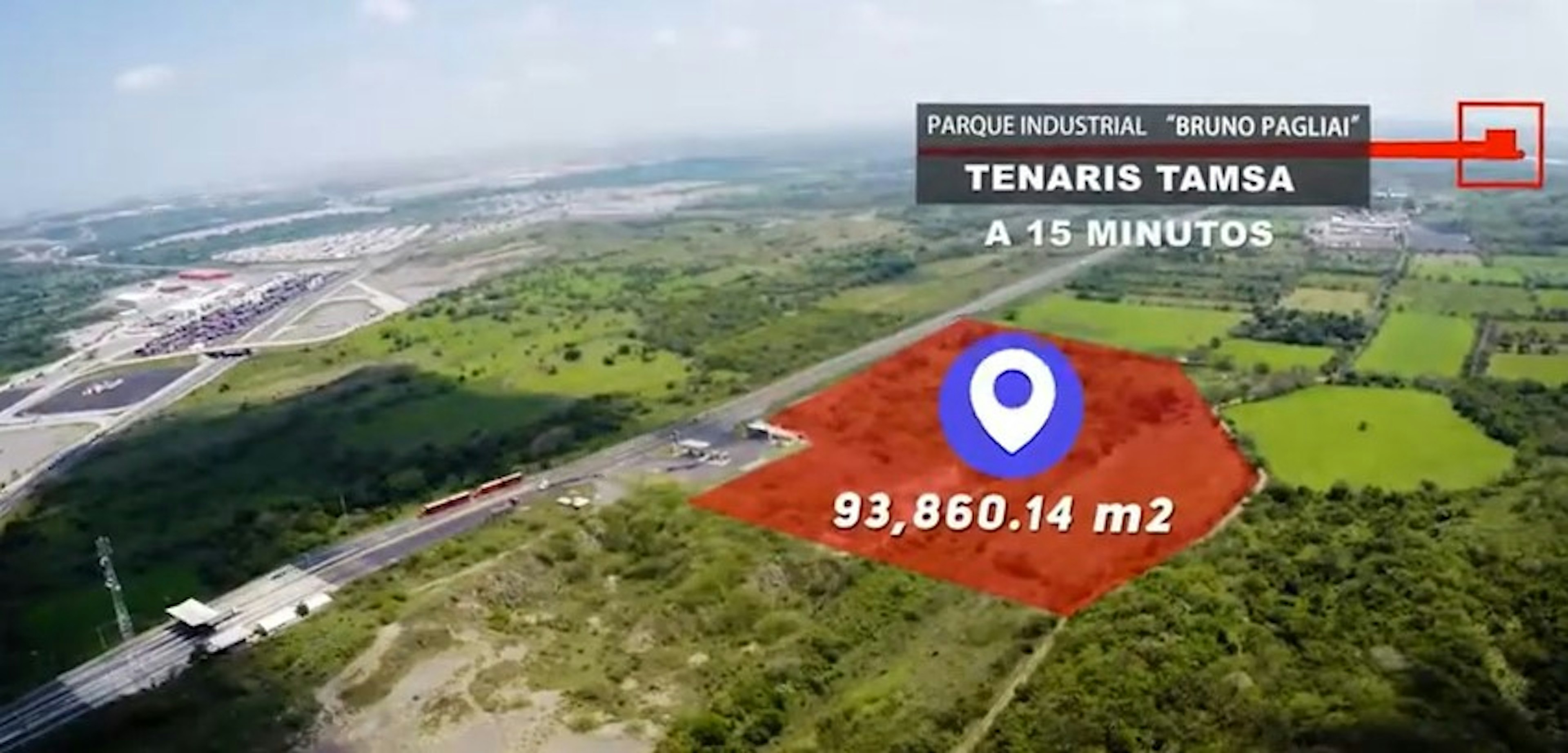 Esta imagen muestra una vista aérea de un terreno industrial en desarrollo llamado Parque Industrial Bruno Pagliai. Se destaca un área de 93,860.14 m2 marcada en rojo, ubicada a 15 minutos de Tenaris Tamsa. La imagen proporciona una perspectiva visual del tamaño y ubicación del terreno, rodeado de áreas verdes y con infraestructura vial cercana, sugiriendo su potencial para desarrollo industrial.