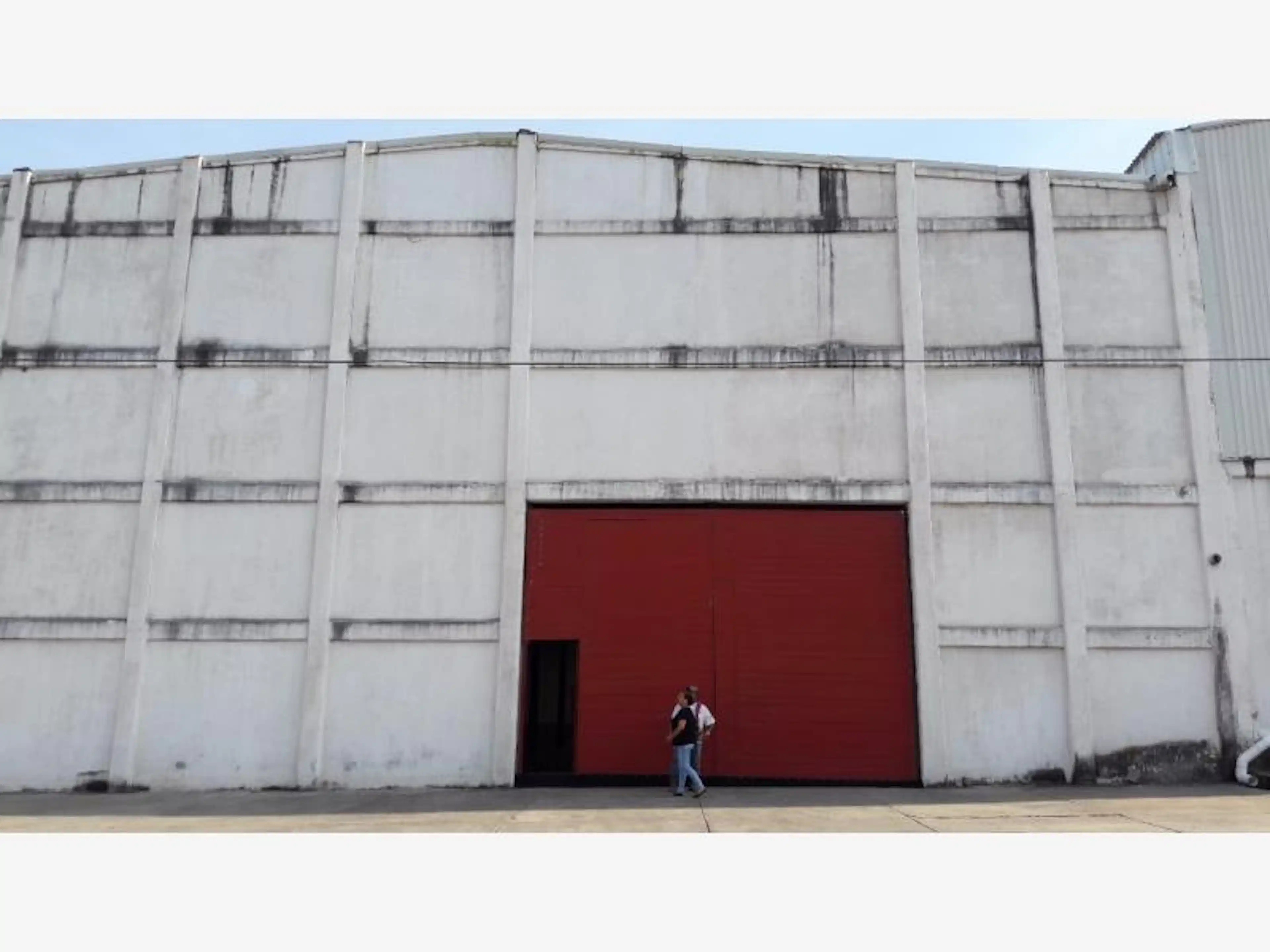 Nave Industrial A Piso De 1,365 M² En Parque Industrial Bruno Pagliai