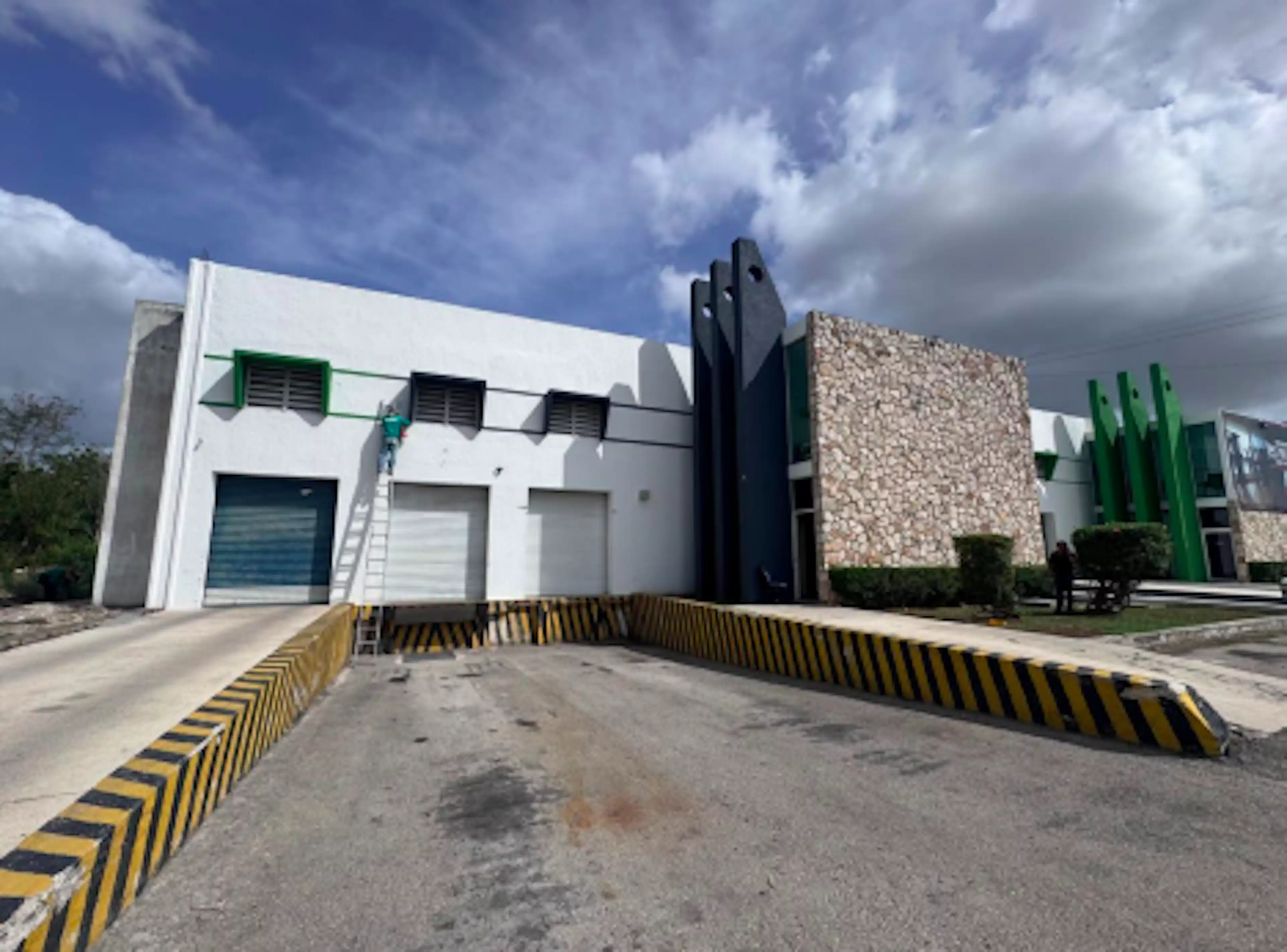 Bodega de 1,293m2 al Poniente de Mérida