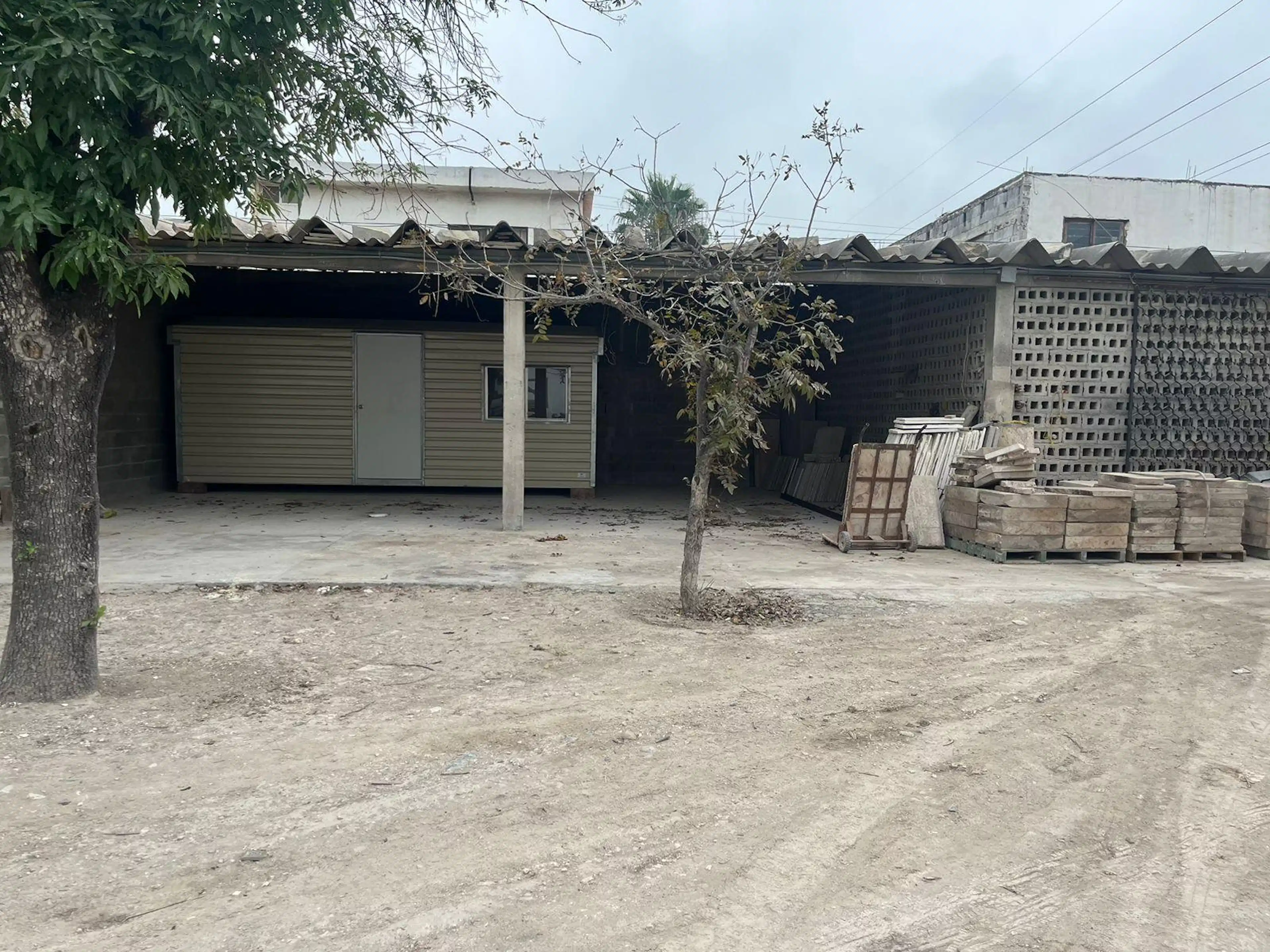 TERRENO Y OFICINA EN RENTA EN SANTA CATARINA, N.L.
