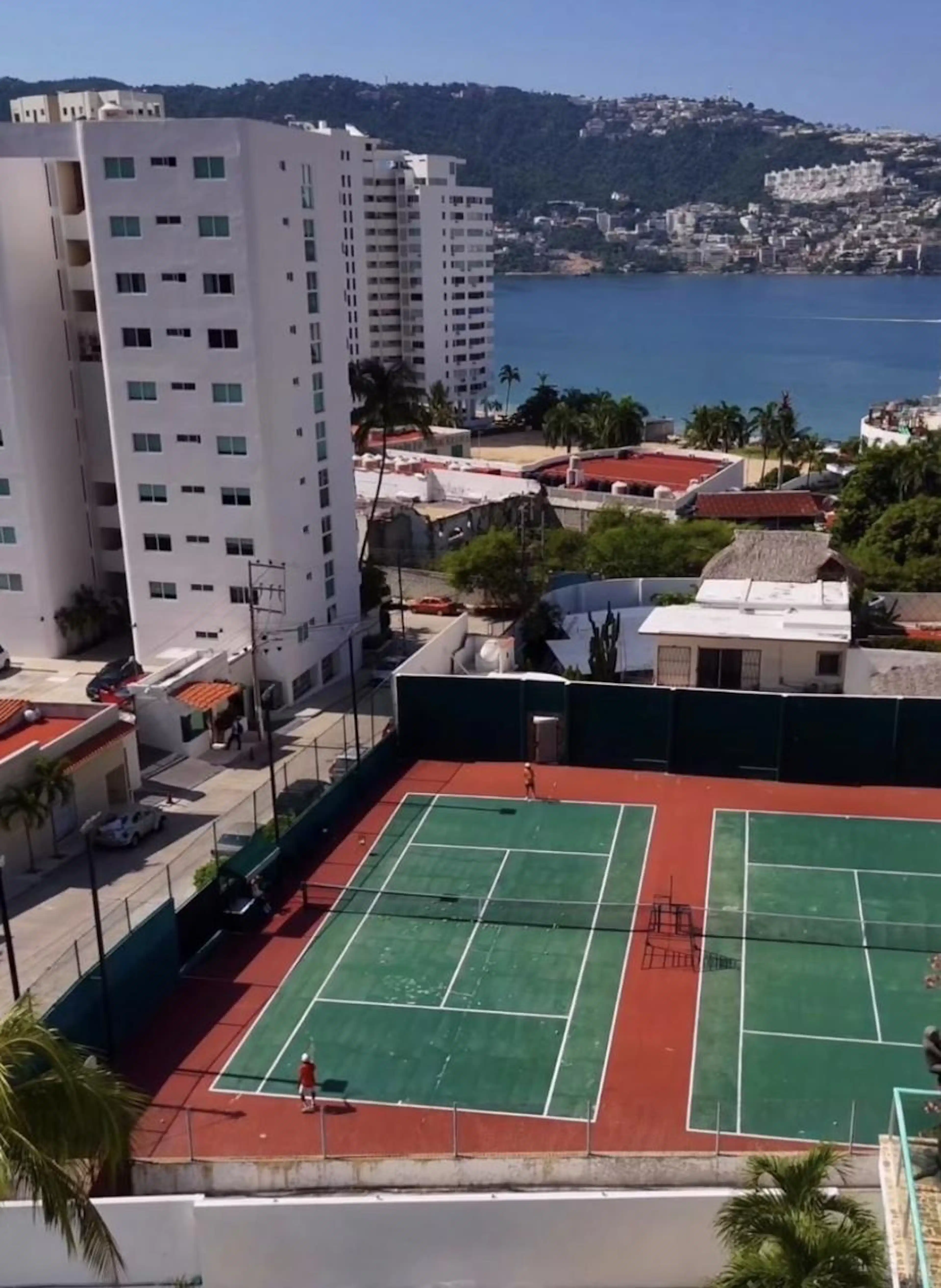 Terreno con casa  en Fraccionamiento Club Deportivo