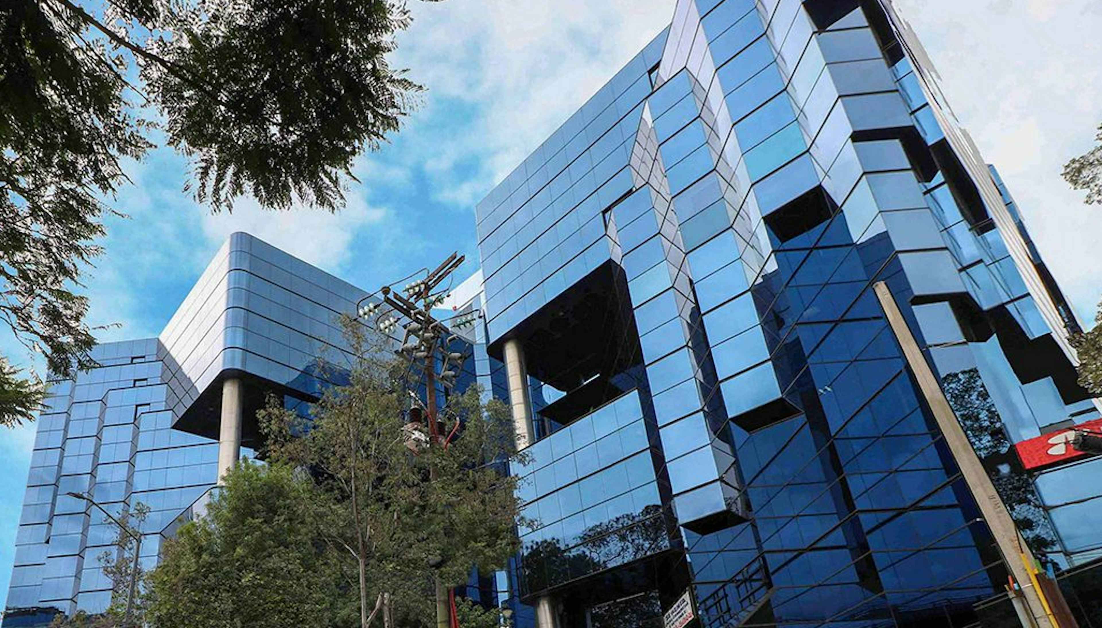 Locales  Torre Zafiro 2