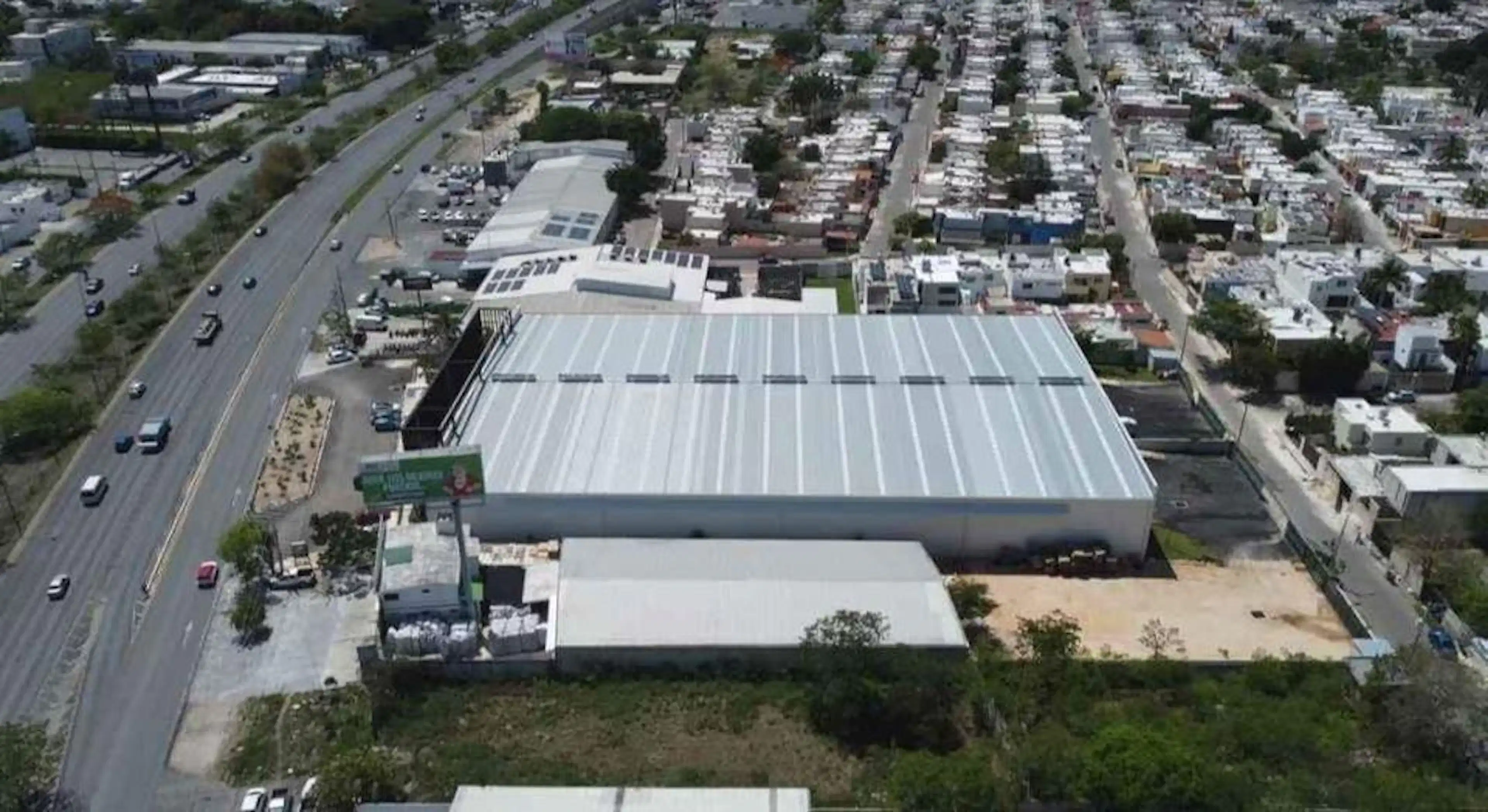 Bodega comercial en renta frente a periférico dentro de Mérida