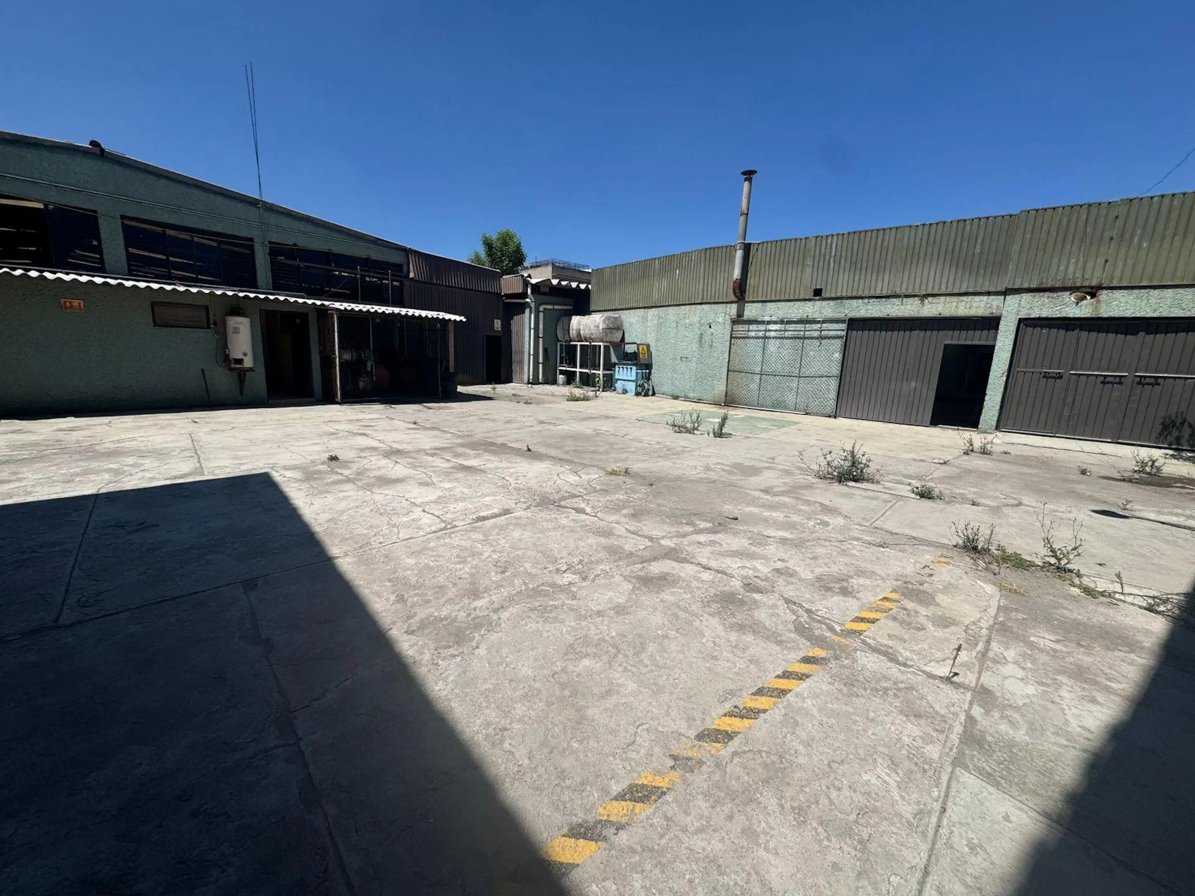 Nave Industrial en esquina con luz trifásica en VENTA o RENTA en Chicoloapan, Estado de México