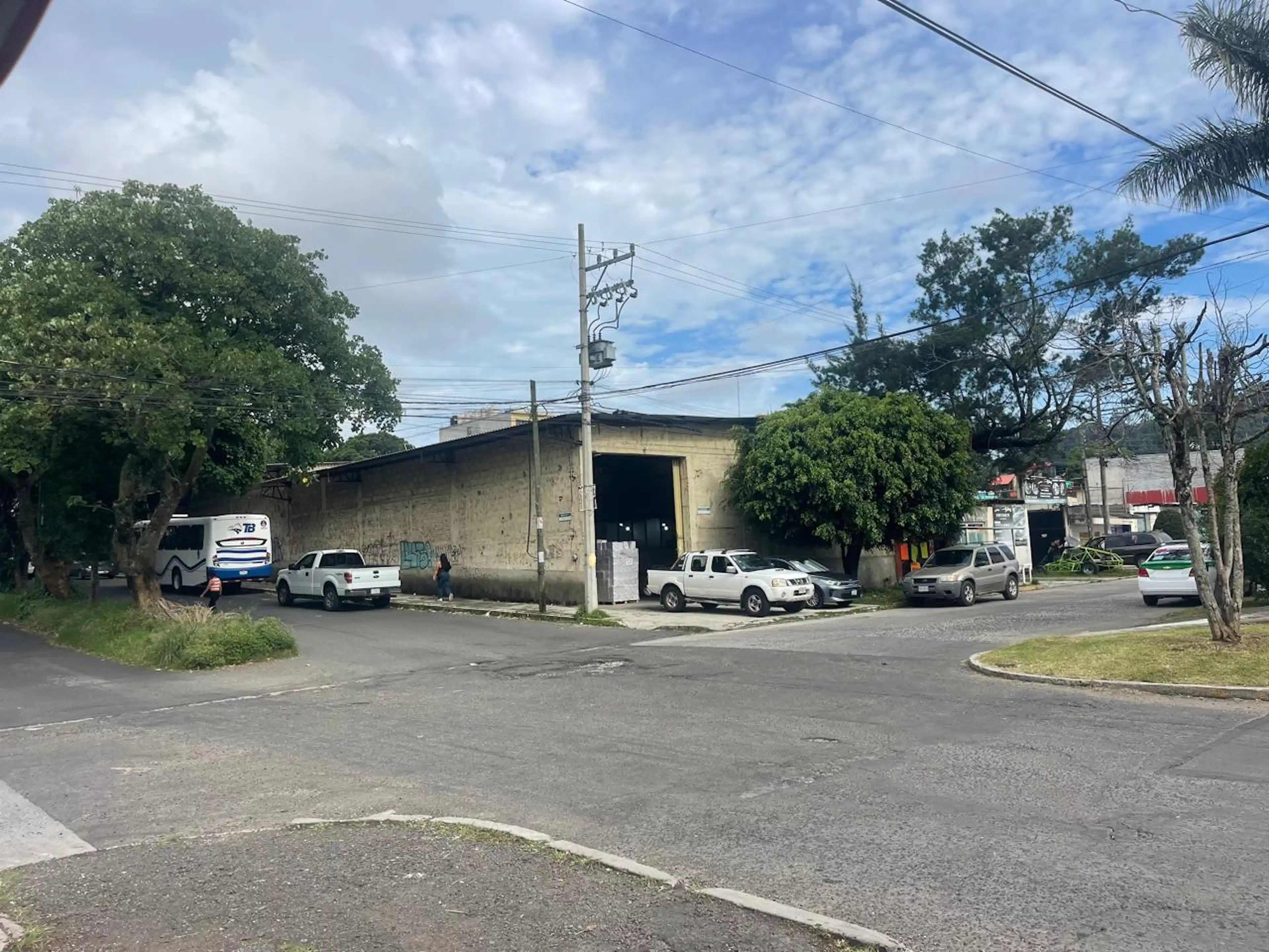 Bodega En Renta En Xalapa, Ver. A 1cuadra Av. Lázaro Cárdenas En Esquina S/n