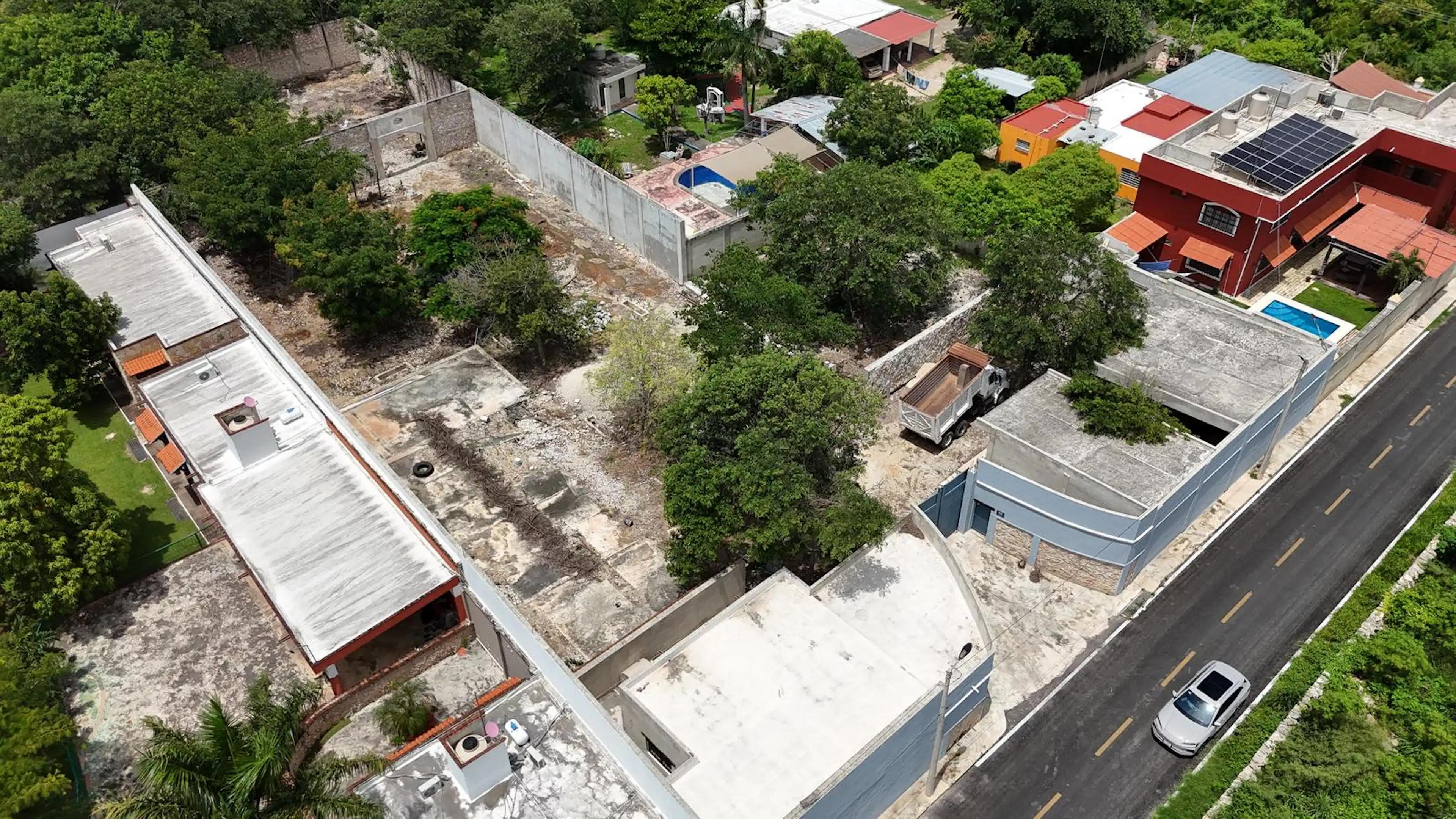 TERRENO EN VENTA EN CONKAL, CON CONSTRUCCIÓN Y DELIMITADO