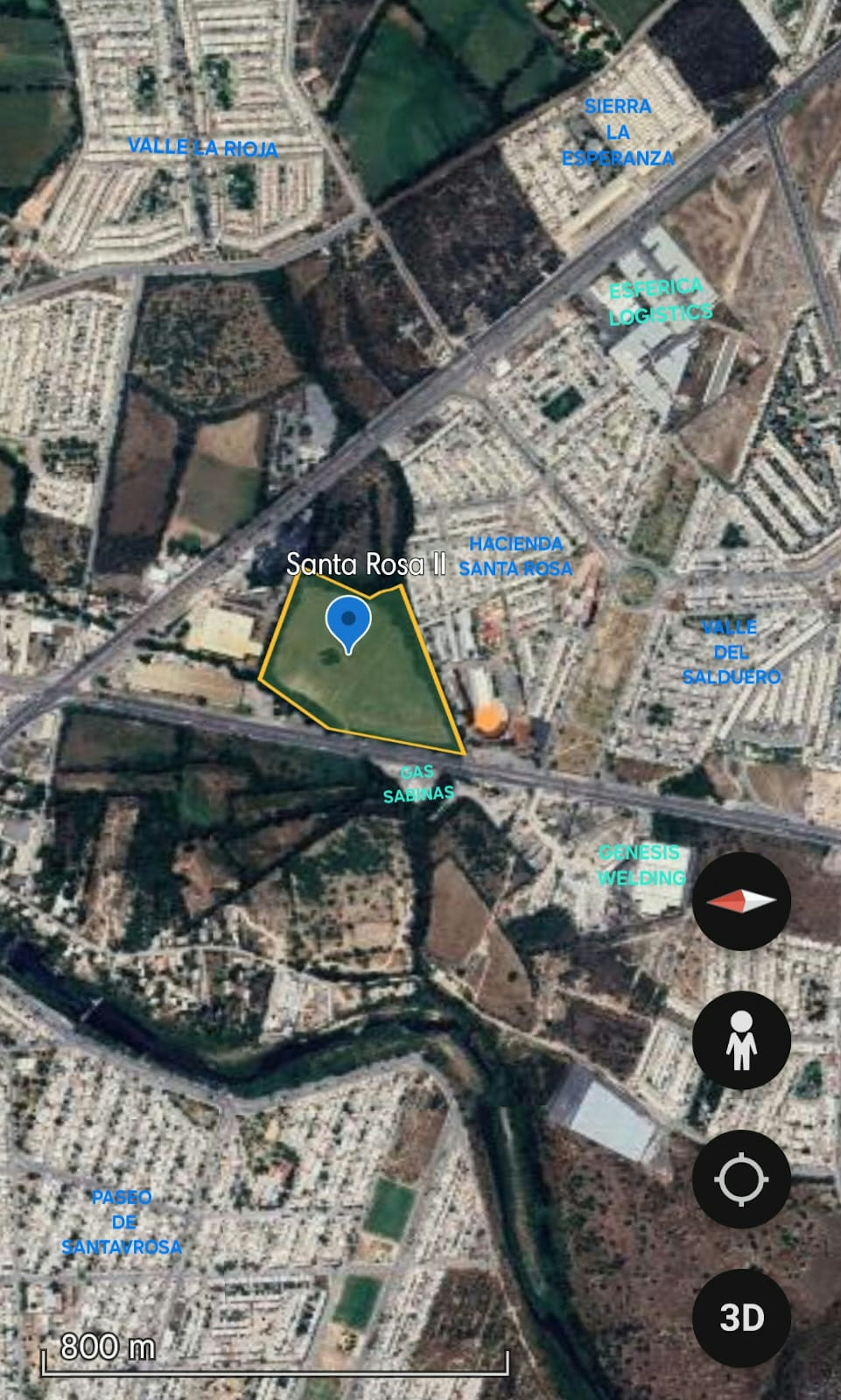 La imagen muestra una vista aérea de una zona urbana con varias áreas residenciales y comerciales. Se observa un terreno destacado llamado Santa Rosa II, delimitado por una línea amarilla. La zona está rodeada por diferentes barrios y desarrollos como Valle La Rioja, Sierra La Esperanza y Hacienda Santa Rosa. Se aprecian carreteras, áreas verdes y zonas industriales como Estafeta Logistics y Genesis Welding.