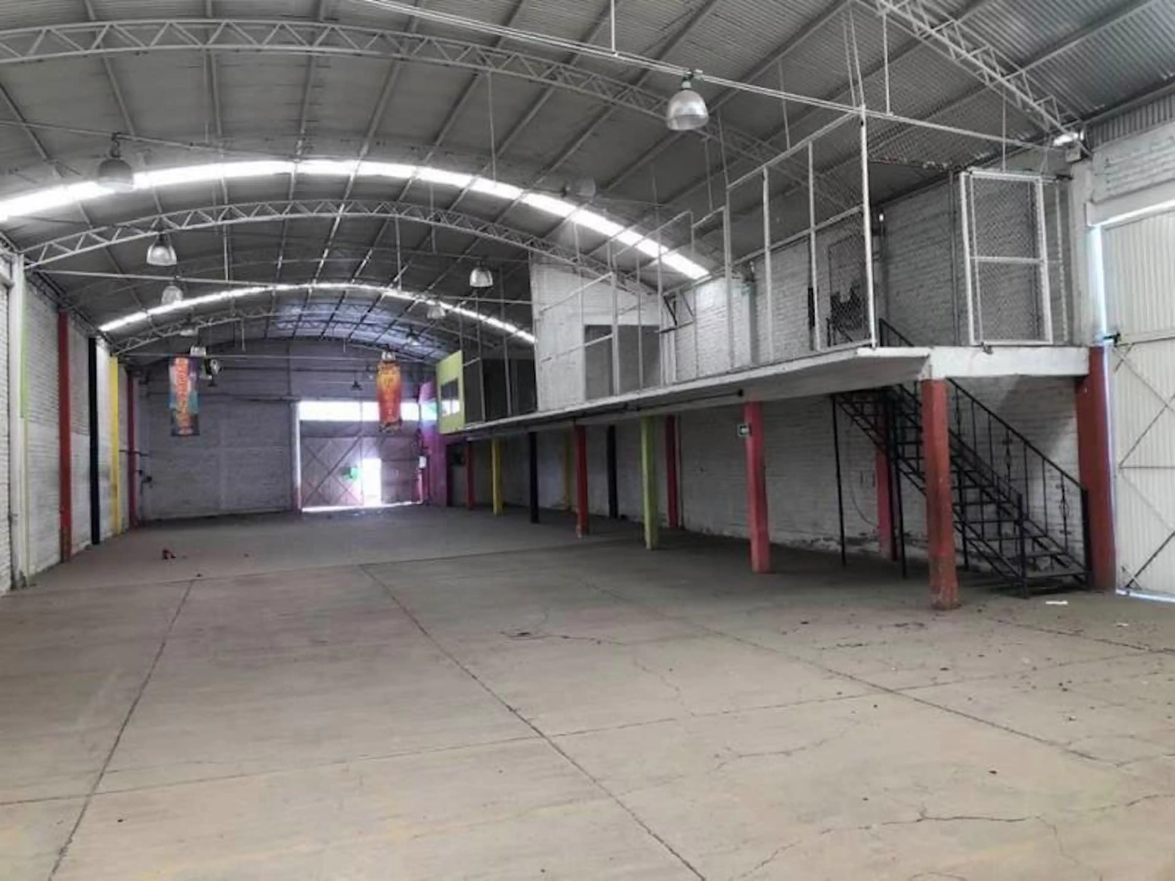 Bodega En Esquina Entrad