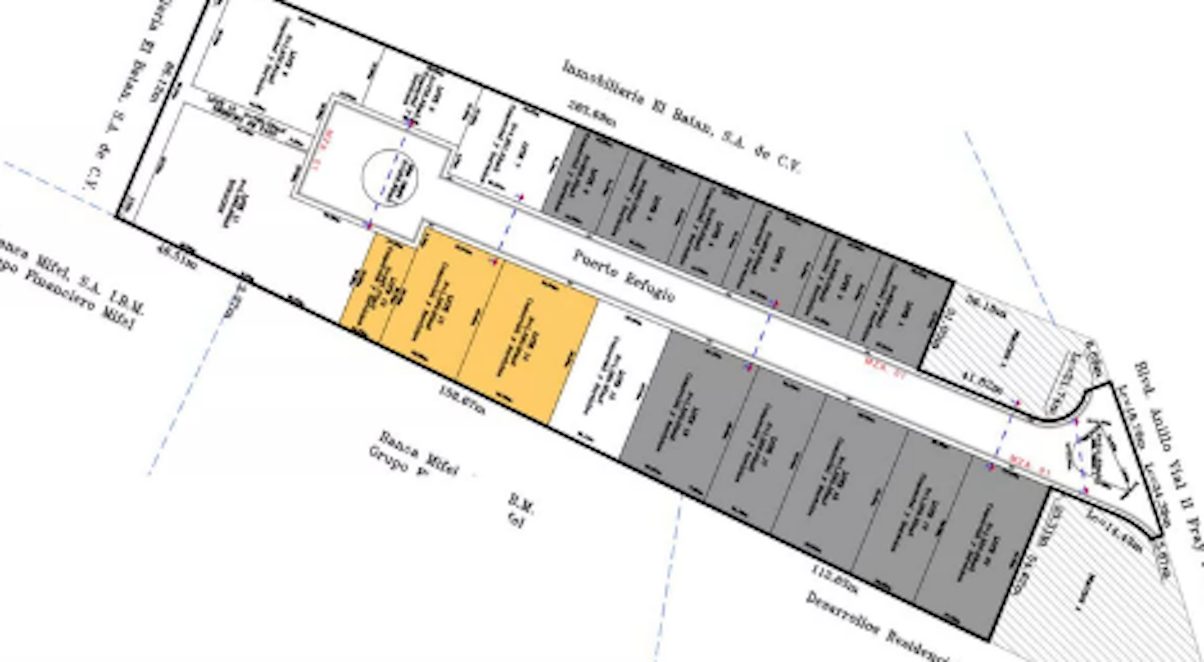 Plano arquitectónico de un desarrollo inmobiliario, mostrando la distribución de locales comerciales y áreas designadas para estacionamiento.