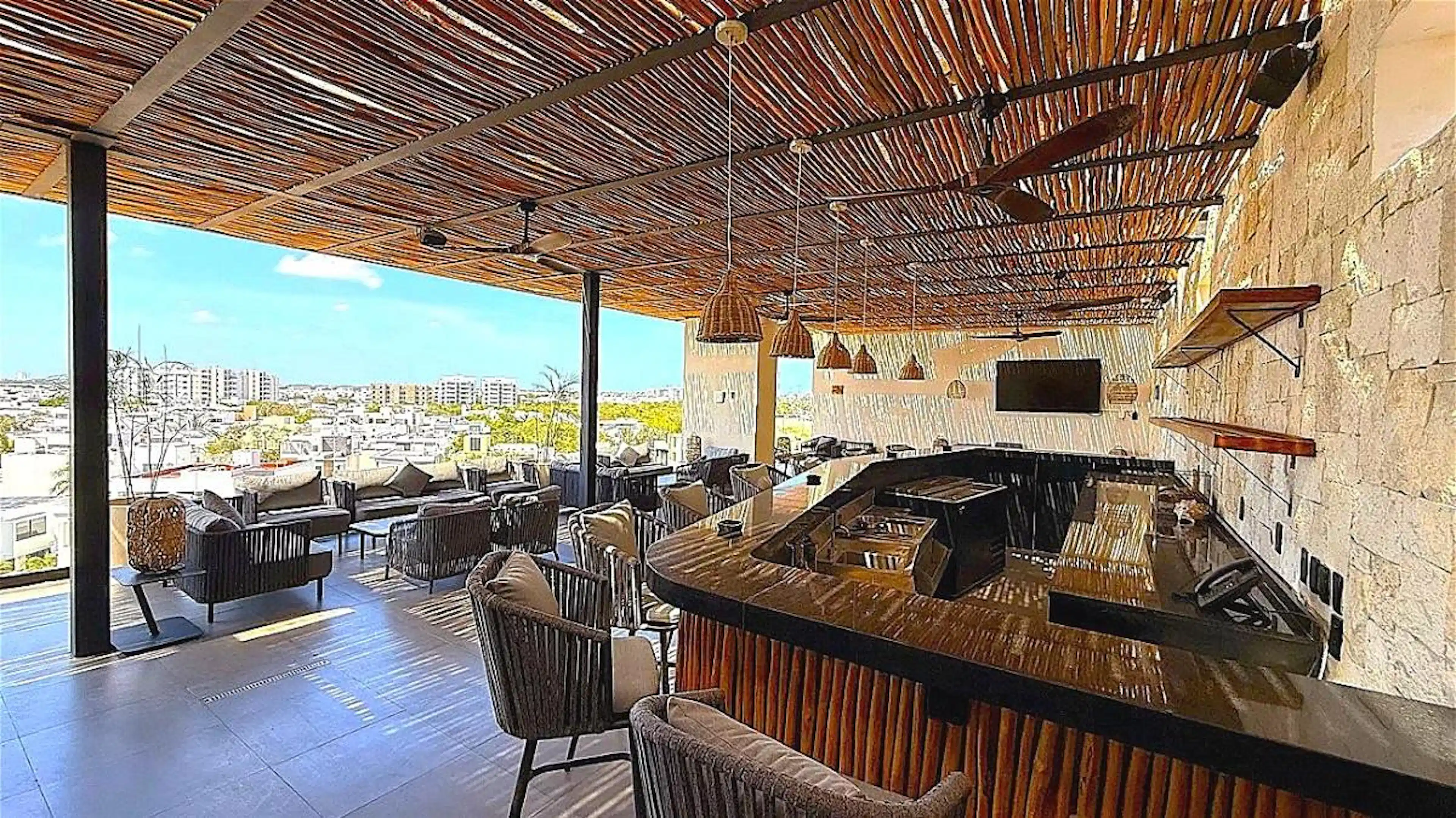 Local En Renta· Roof Top Gastronómico Equipado · Cancún · Av. Huayacán · 132 M2