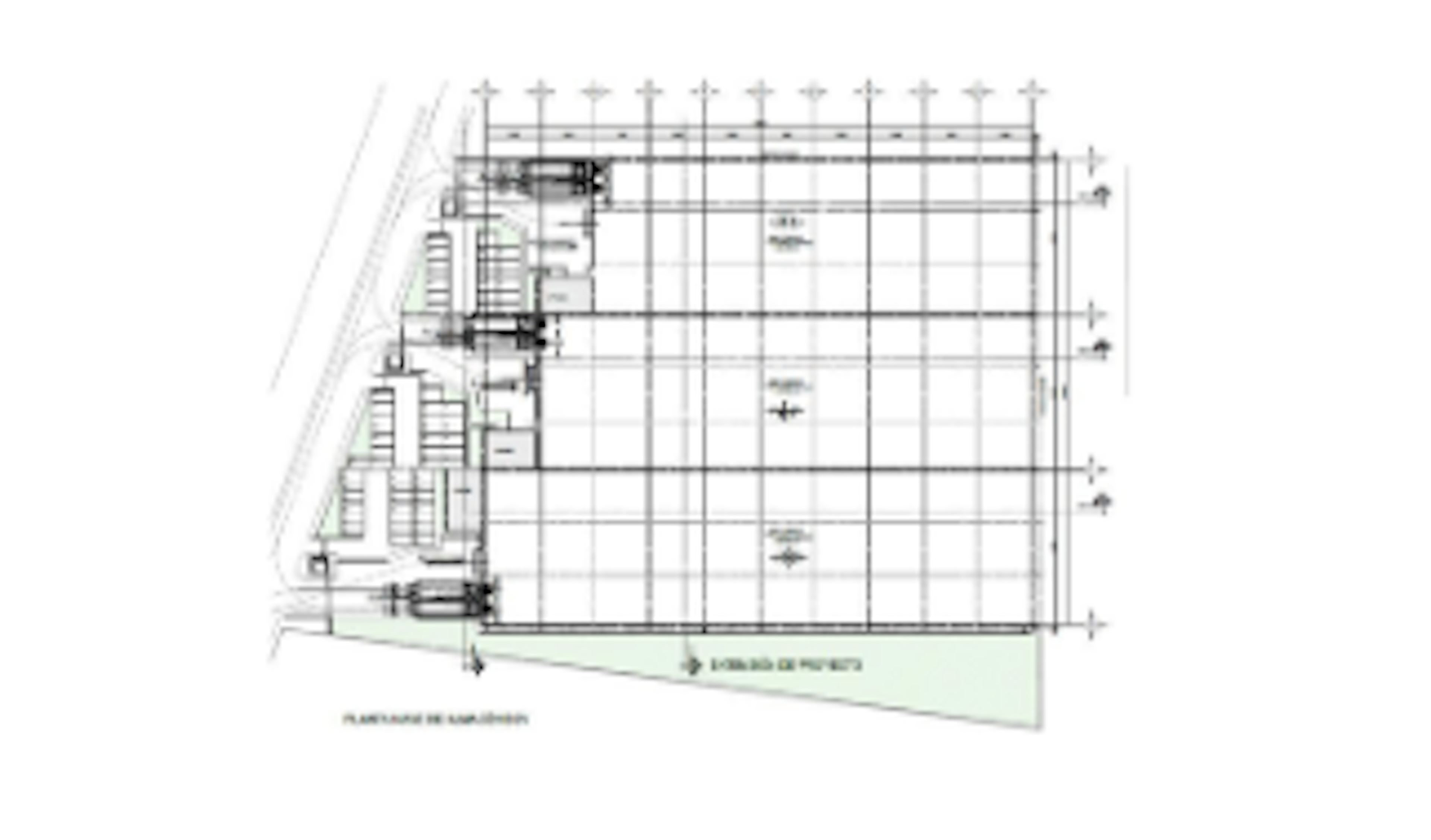 Plano arquitectónico que muestra la distribución de un edificio, con detalles técnicos como dimensiones y escalas. Utilizado en el sector inmobiliario para planificar construcciones.