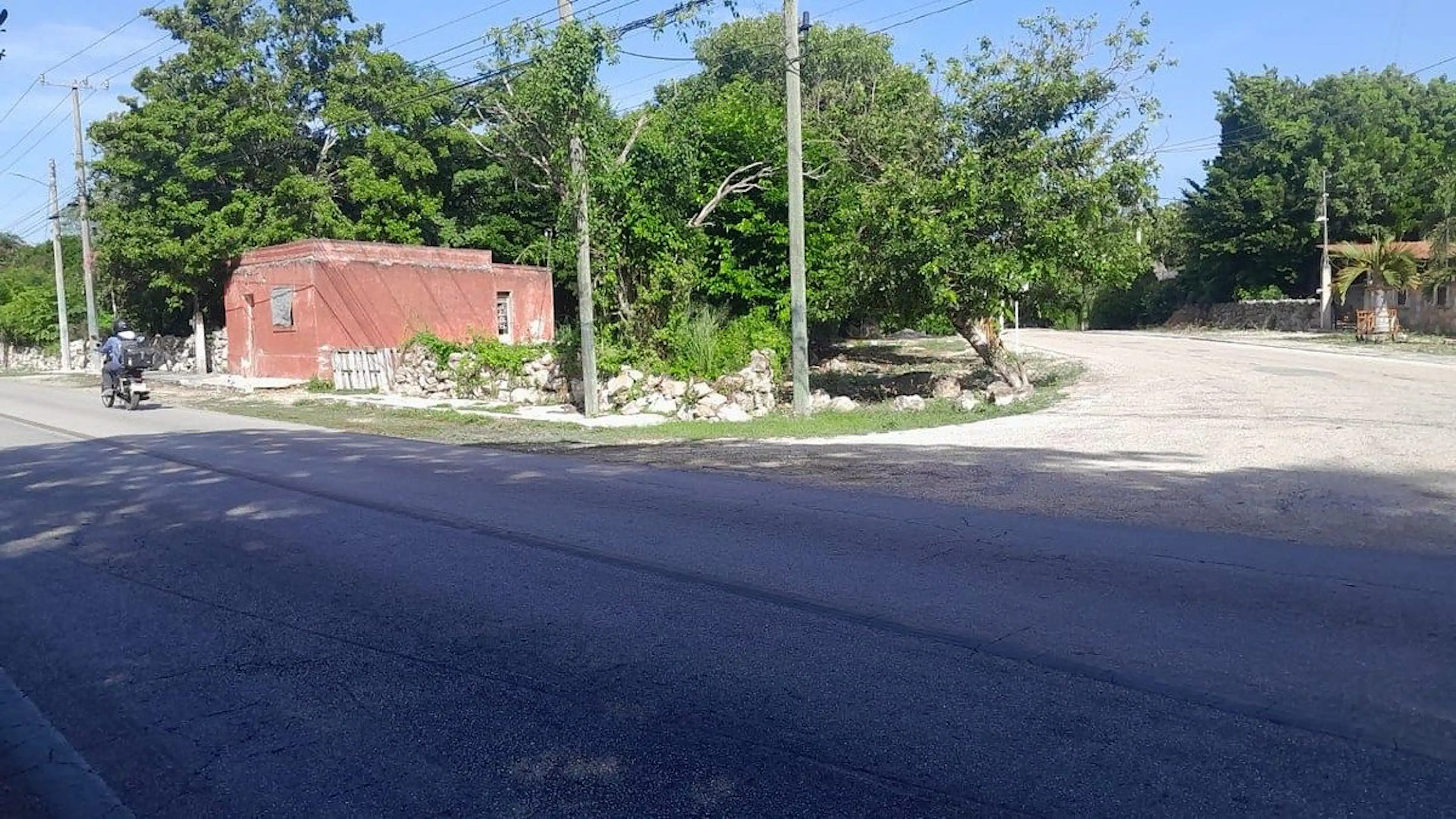OPORTUNIDAD EN TEKAT, CERCA DE CONKAL, ESQUINA SOBRE CARRETERA