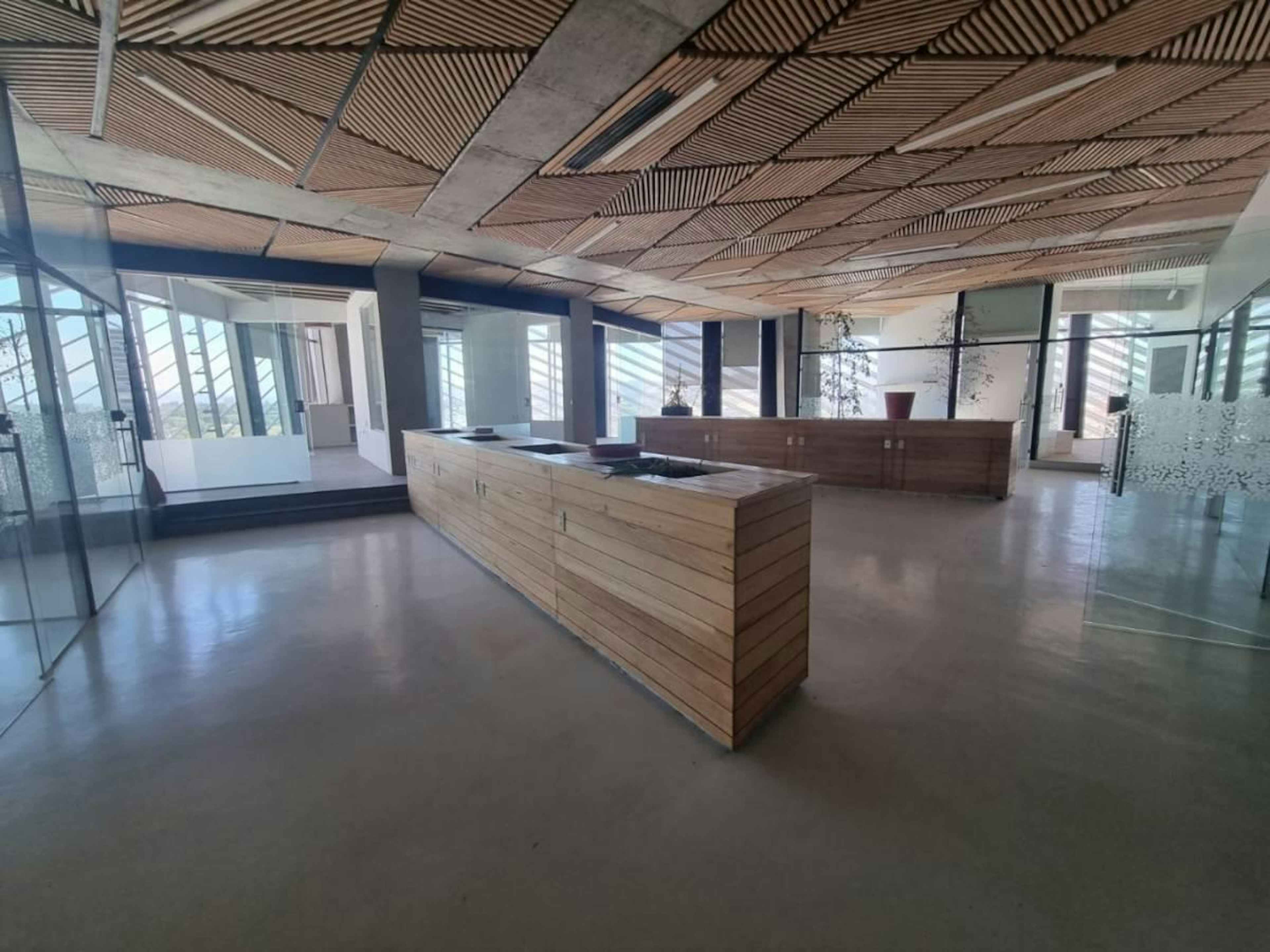 Calle: Avenida Paseo Royal Country 4596 Colonia: Puerta De Hierro Municipio: Zap