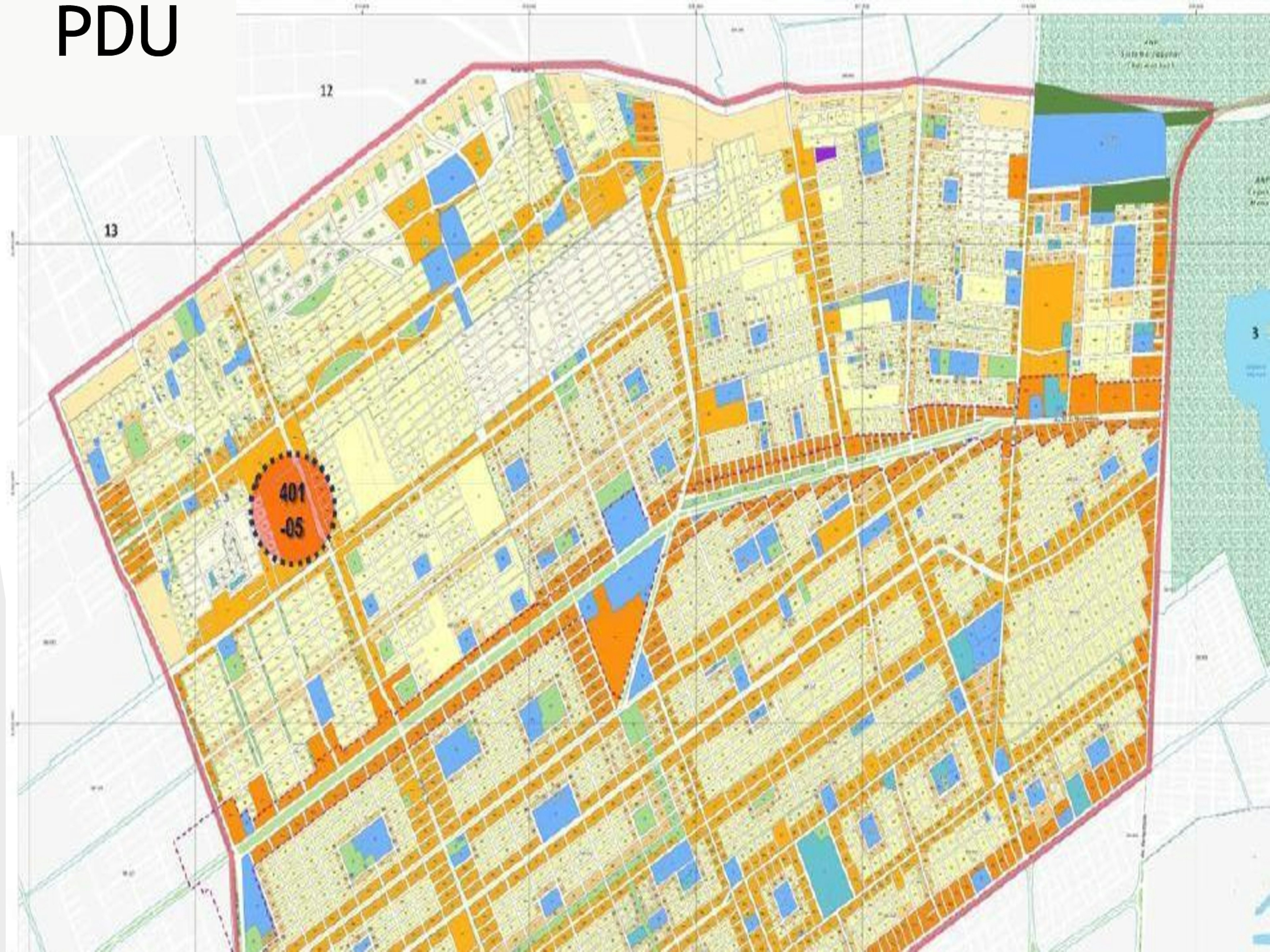 Esta imagen muestra un Plan de Desarrollo Urbano (PDU) detallado. Es un mapa colorido que ilustra diferentes zonas y usos del suelo en un área urbana. Se pueden ver diversas secciones marcadas en colores como amarillo, naranja, azul y verde, representando probablemente zonas residenciales, comerciales, industriales y áreas verdes. Hay una sección destacada en rojo con el número 401-05. El mapa está delimitado por una línea rosa y muestra una planificación urbana compleja.