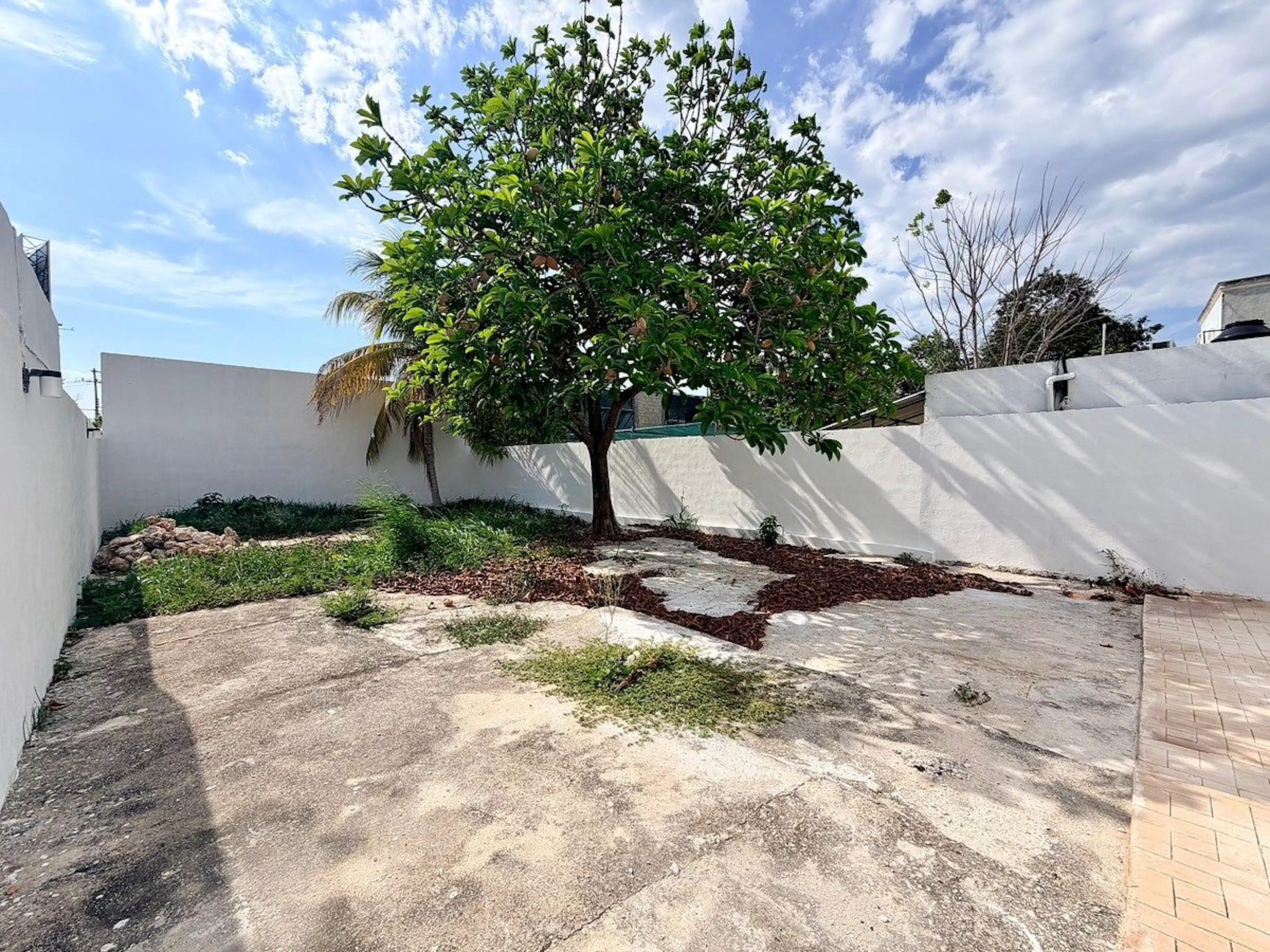 Terreno Con Construcción En Venta En Montebello, Mérida