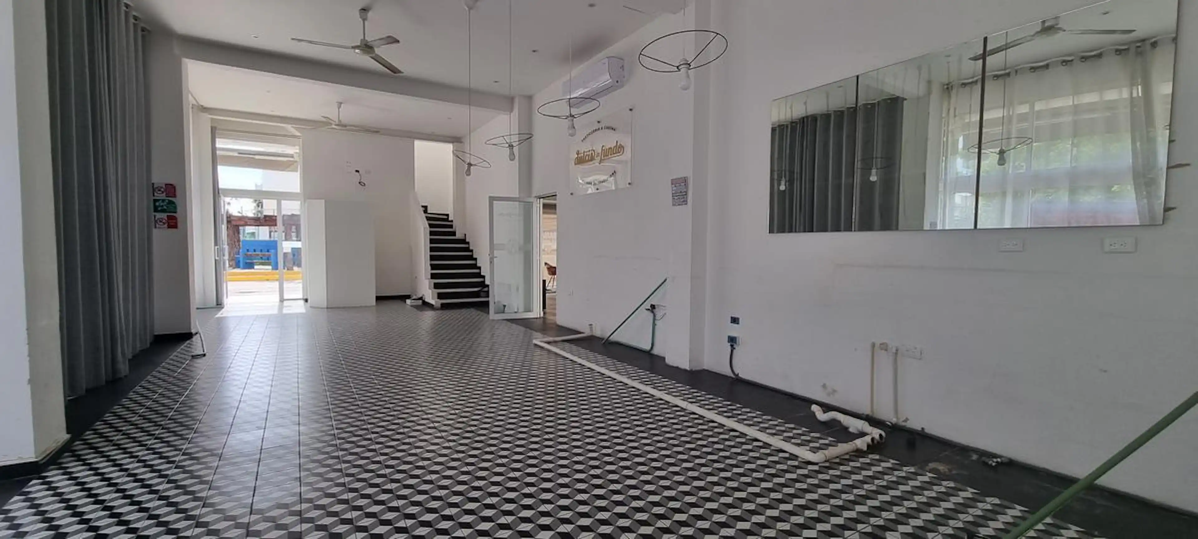 SE RENTA LOCAL 212m2 Para Cafeteria O Restaurante Centro Playa Del Carmen P3866 S/N