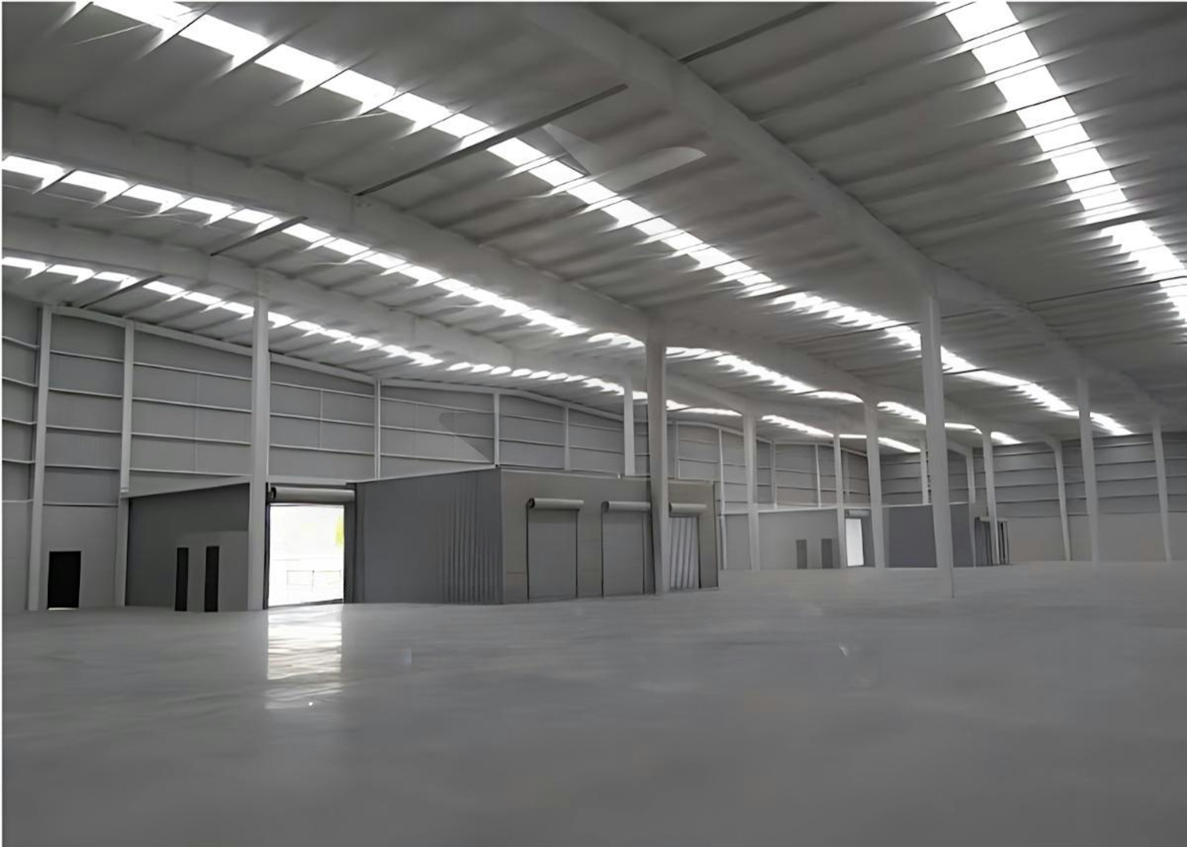 La imagen muestra un amplio espacio industrial interior con techo alto y estructura metálica. El piso es liso y reflectante. Hay múltiples columnas y paneles en las paredes. La iluminación natural entra por claraboyas en el techo. Se aprecia una puerta abierta al fondo. En primer plano se lee Strategic Industry Logistics INDUSTRY, sugiriendo un uso logístico del espacio.