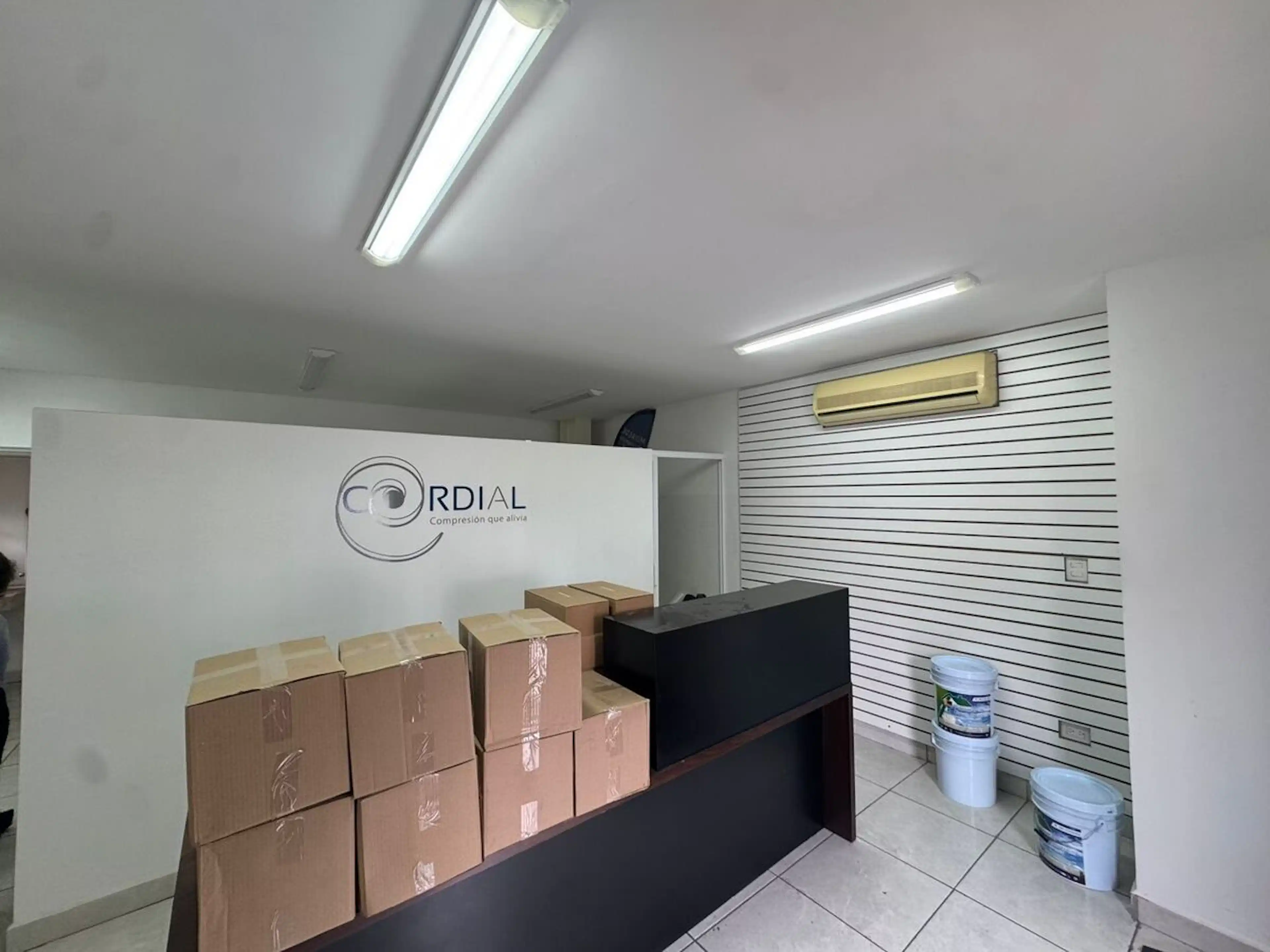 SE RENTAN OFICINAN PLANTA BAJA SOBRE AV. MIGUEL DE LA MADRID