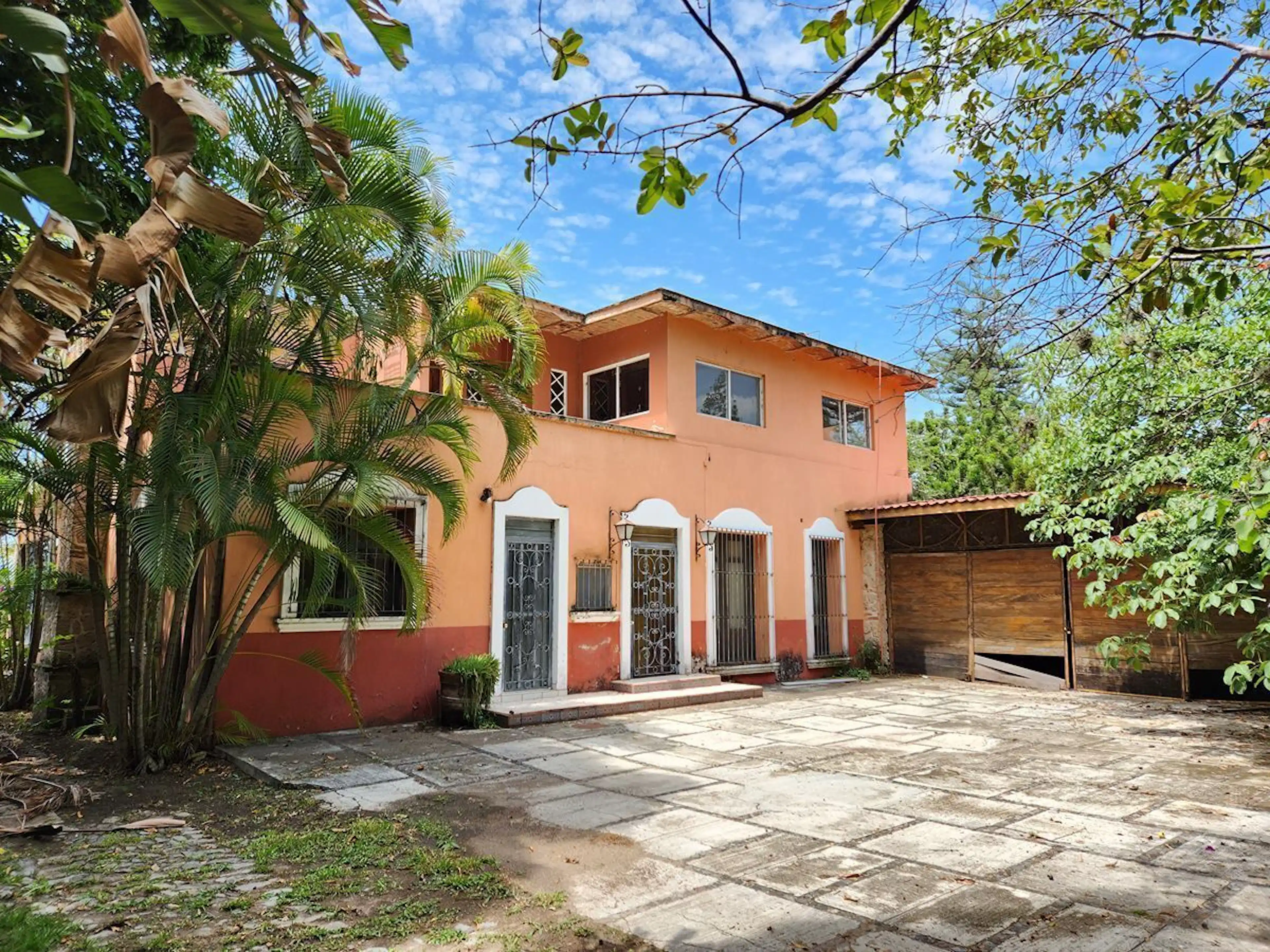 Terreno con casa en venta en Ajijic con frente al Lago de Chapala