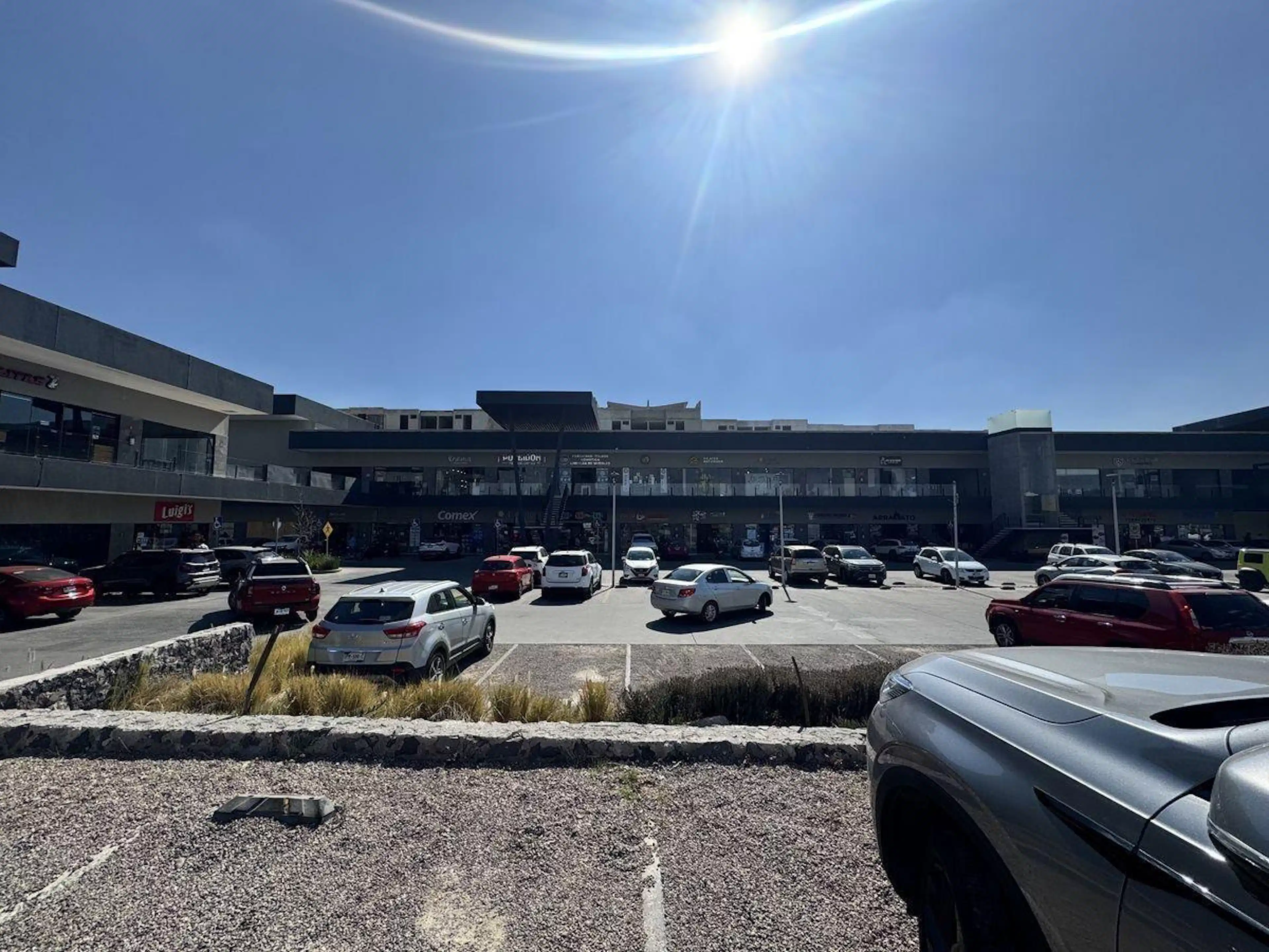 Local Con Terraza En Renta En Zakia | Frente A Parque Principal, Plaza Con Starbucks Y Anytime Fitness