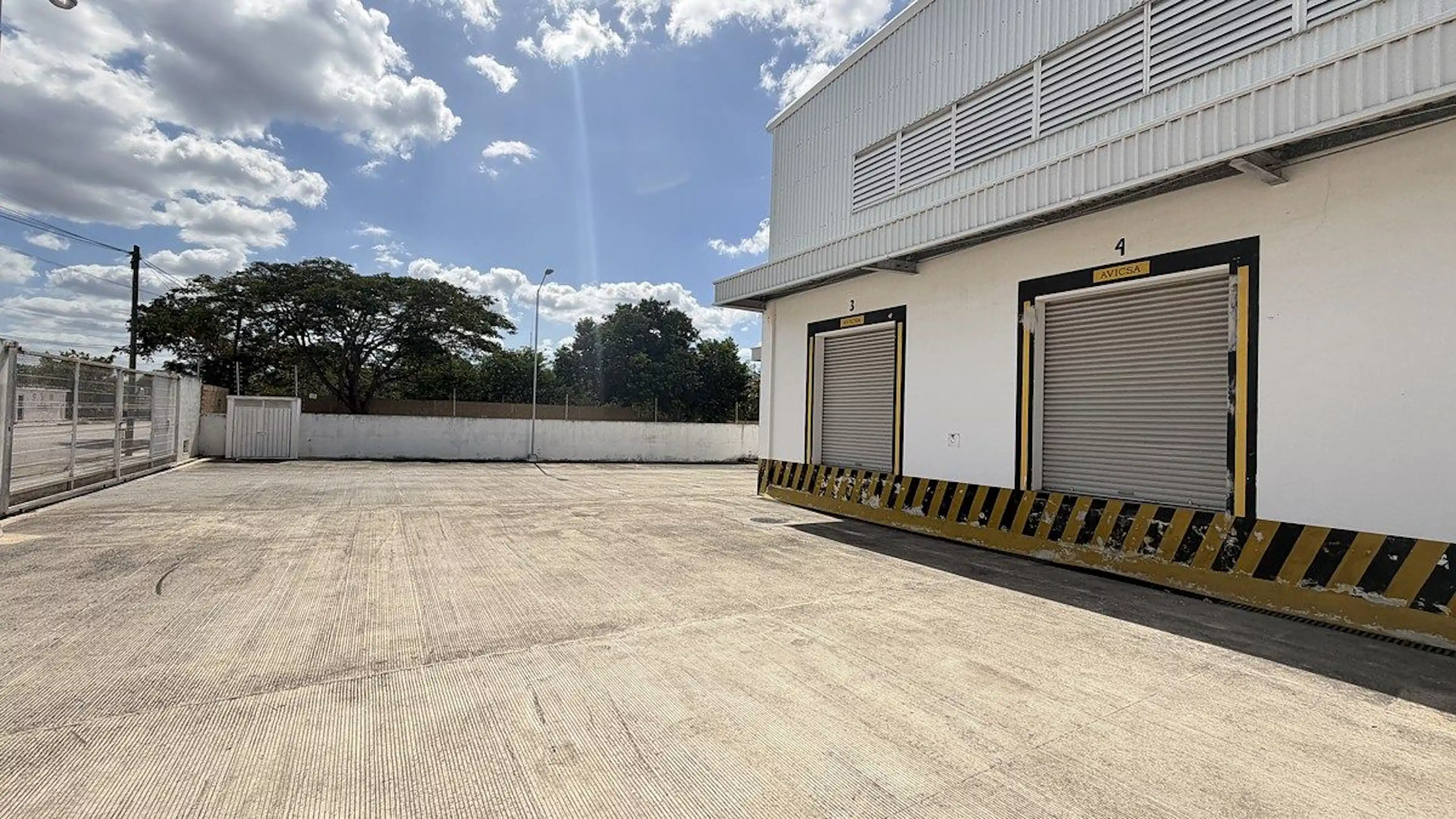 Bodega en Uman Cd. Industrial Trifasica y 4 andenes
