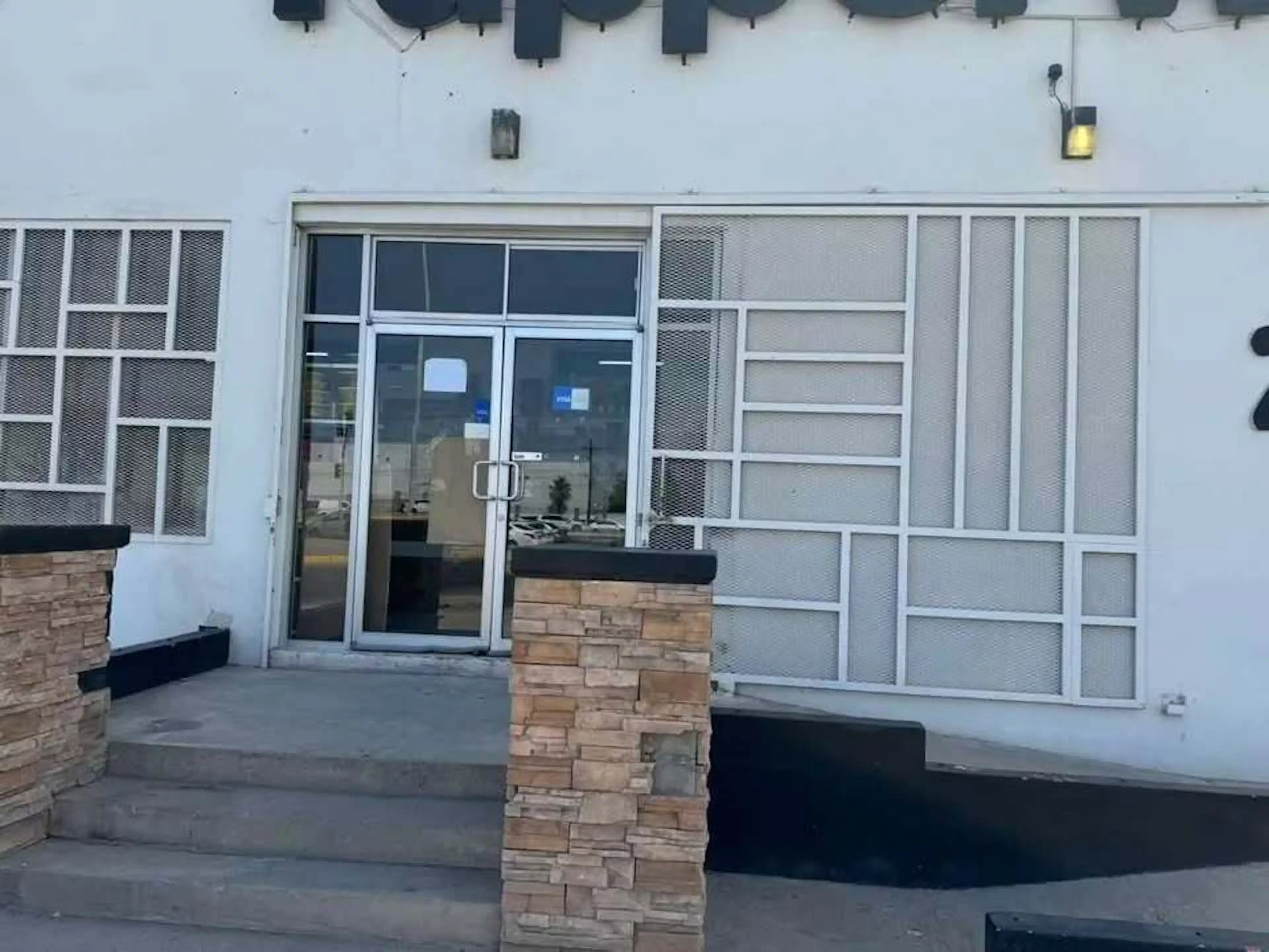 SE RENTA PROPIEDAD PARA ALMACÉN BODEGA U OFICINAS FRENTE A CRUCERO SANCHEZ TABOA